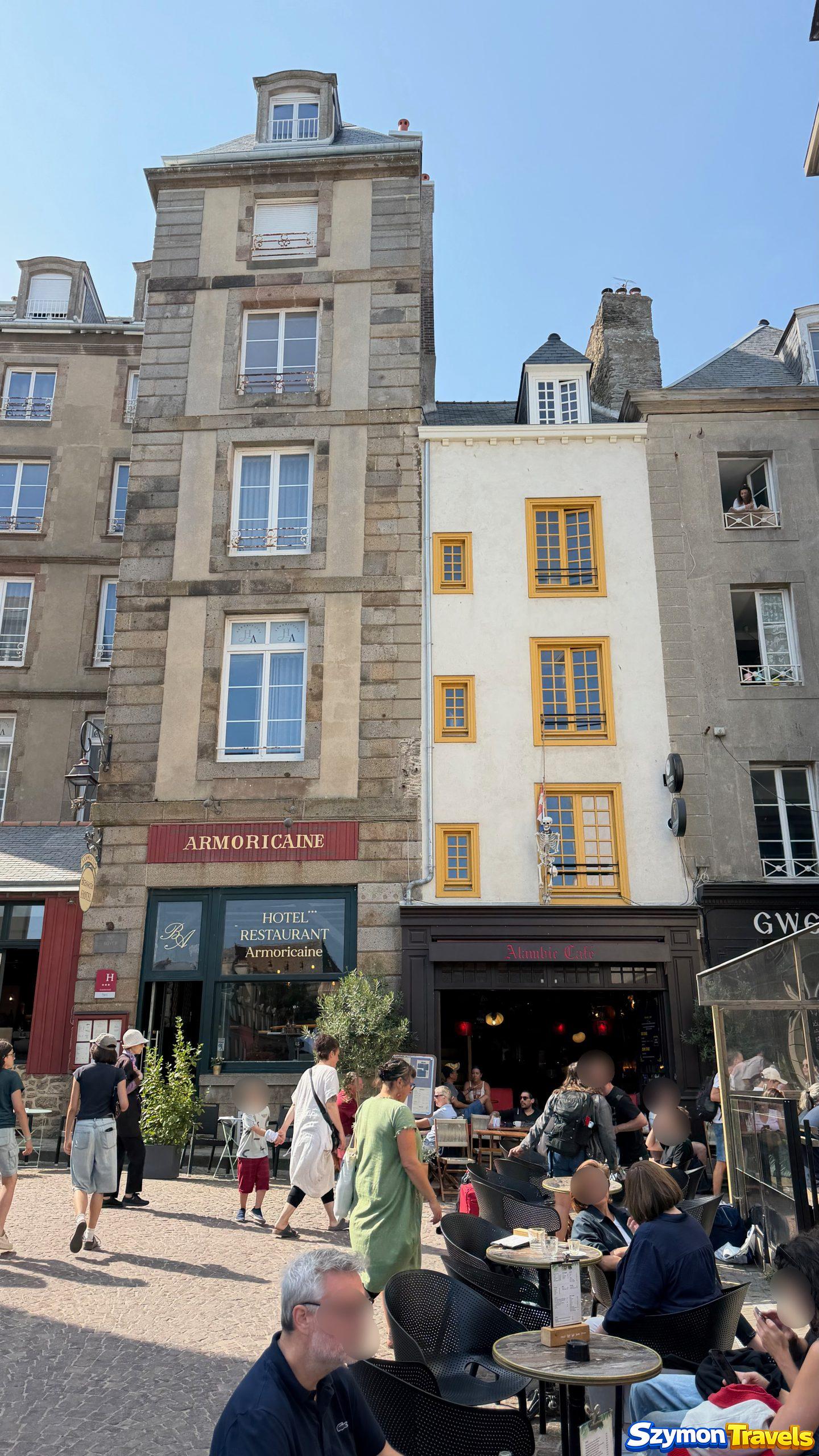 Kamienne kamienice i restauracyjne ogródki Saint-Malo