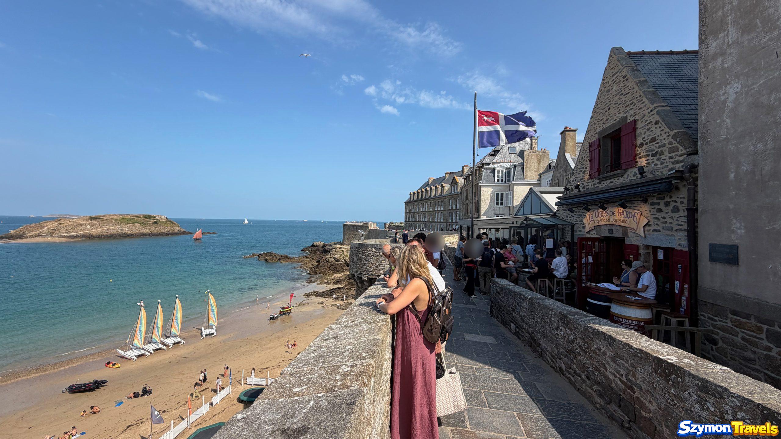 Saint-Malo w Bretanii – widok z murów na morze
