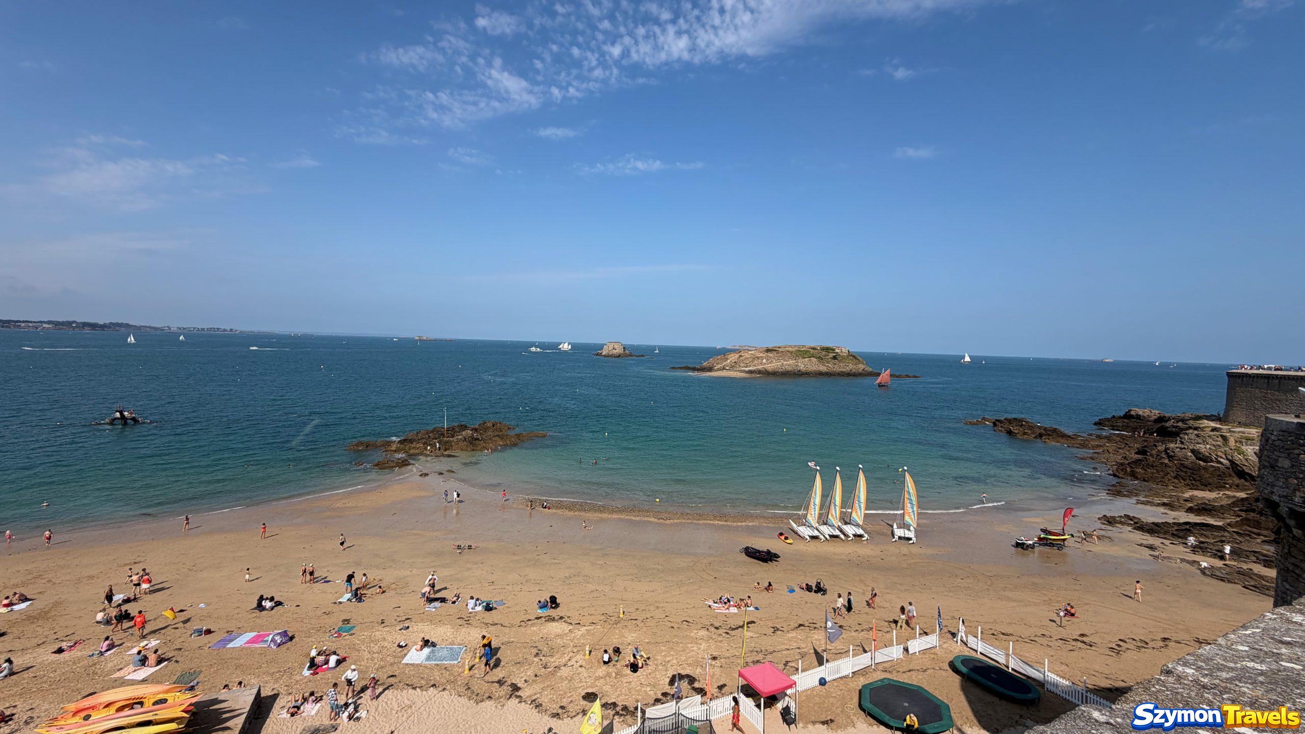 Plaża, morze i wyspa Grand Bé widziane z murów Saint-Malo