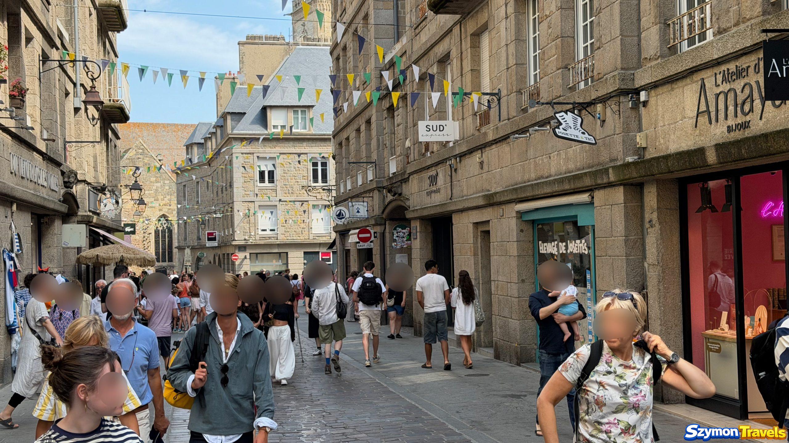 Pełna turystów ulica Saint-Malo Intra-Muros w sierpniu 2026 roku
