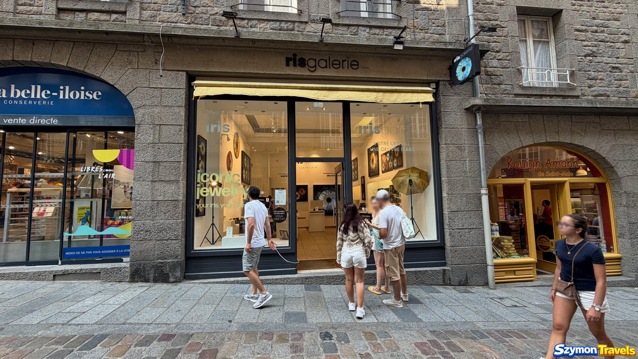 Sklepy i galerie w kamiennych budynkach Saint-Malo Intra-Muros