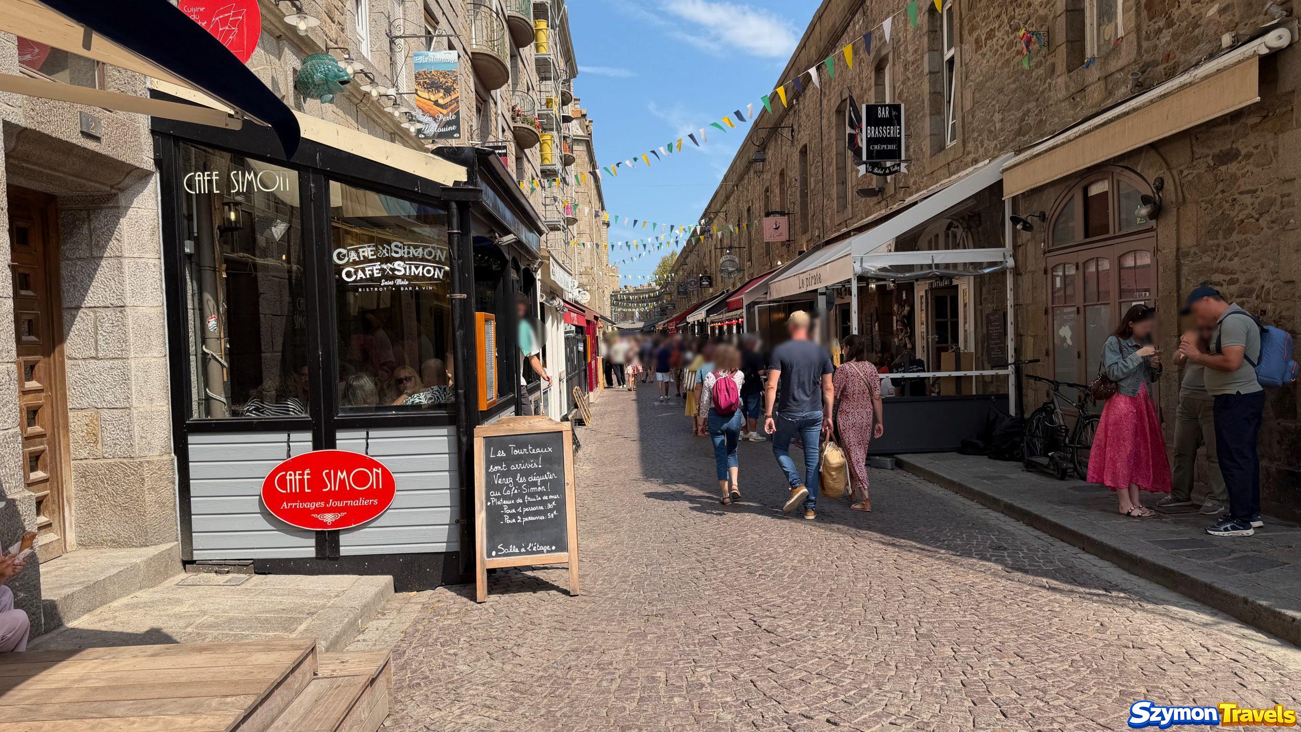 Kamienna uliczka Saint-Malo Intra-Muros z kawiarniami i restauracjami