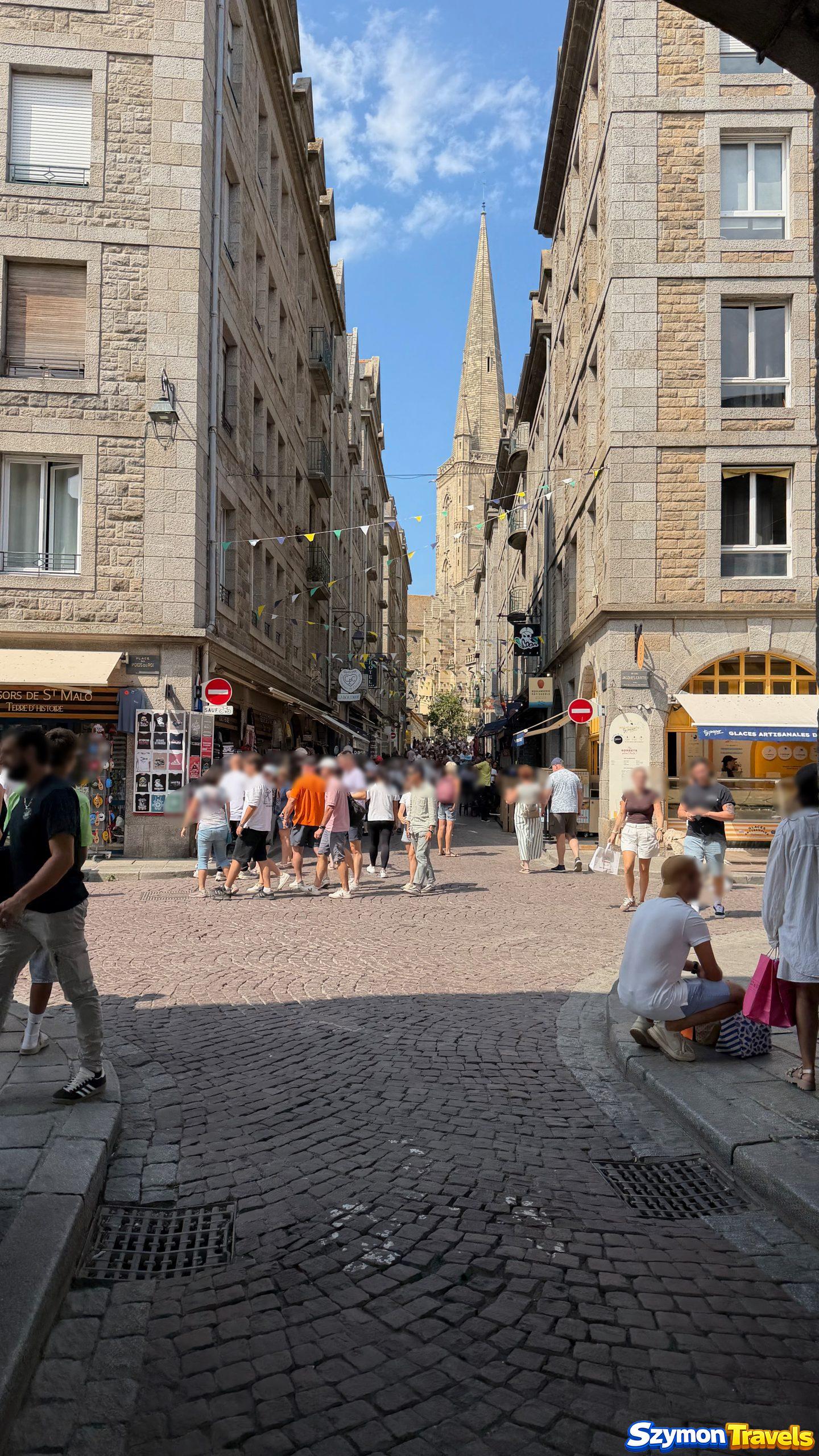 Ulica Saint-Malo Intra-Muros w sierpniu 2026 roku