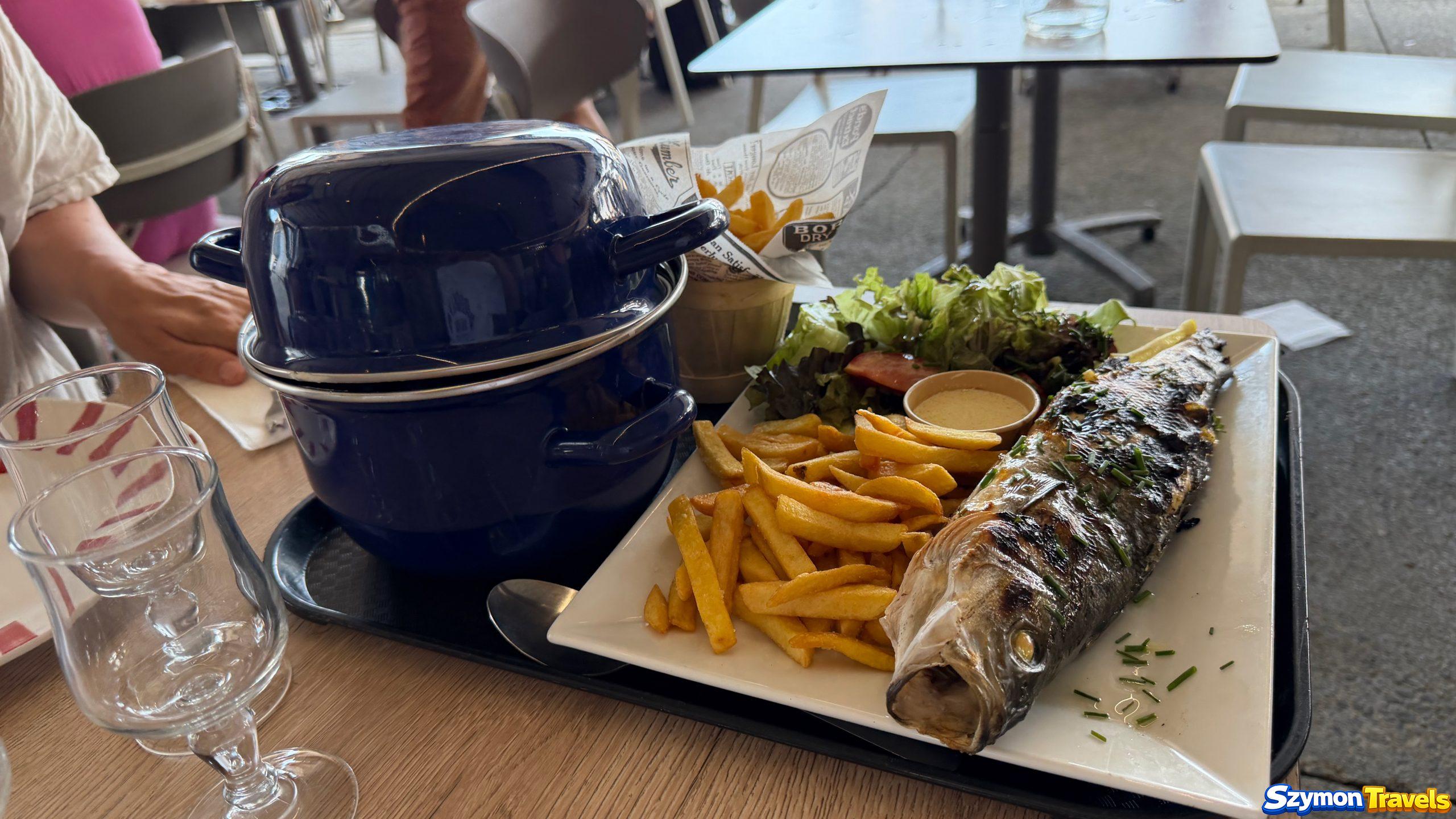 Ryba, mule i frytki w La Ferme des Nielles Maison Dangaly koło Saint-Malo