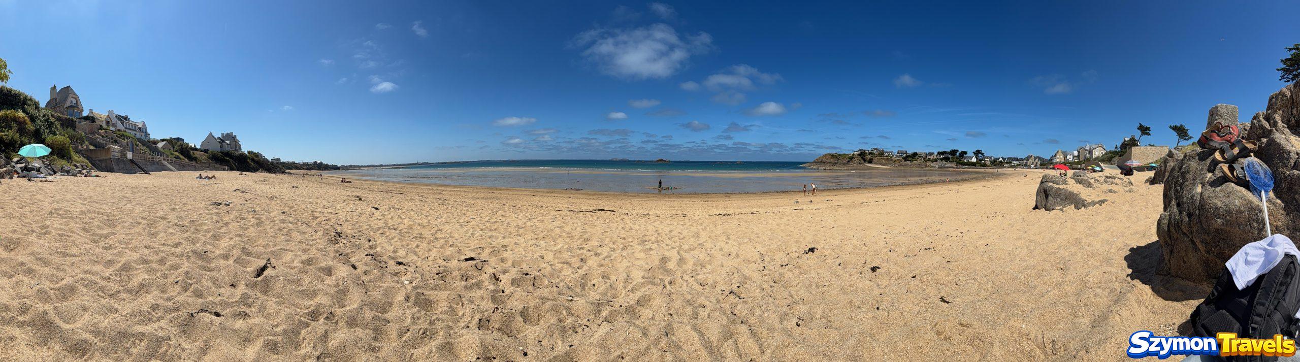 Plage du Pont w Saint-Malo podczas odpływu – szeroka spokojna plaża w Bretanii