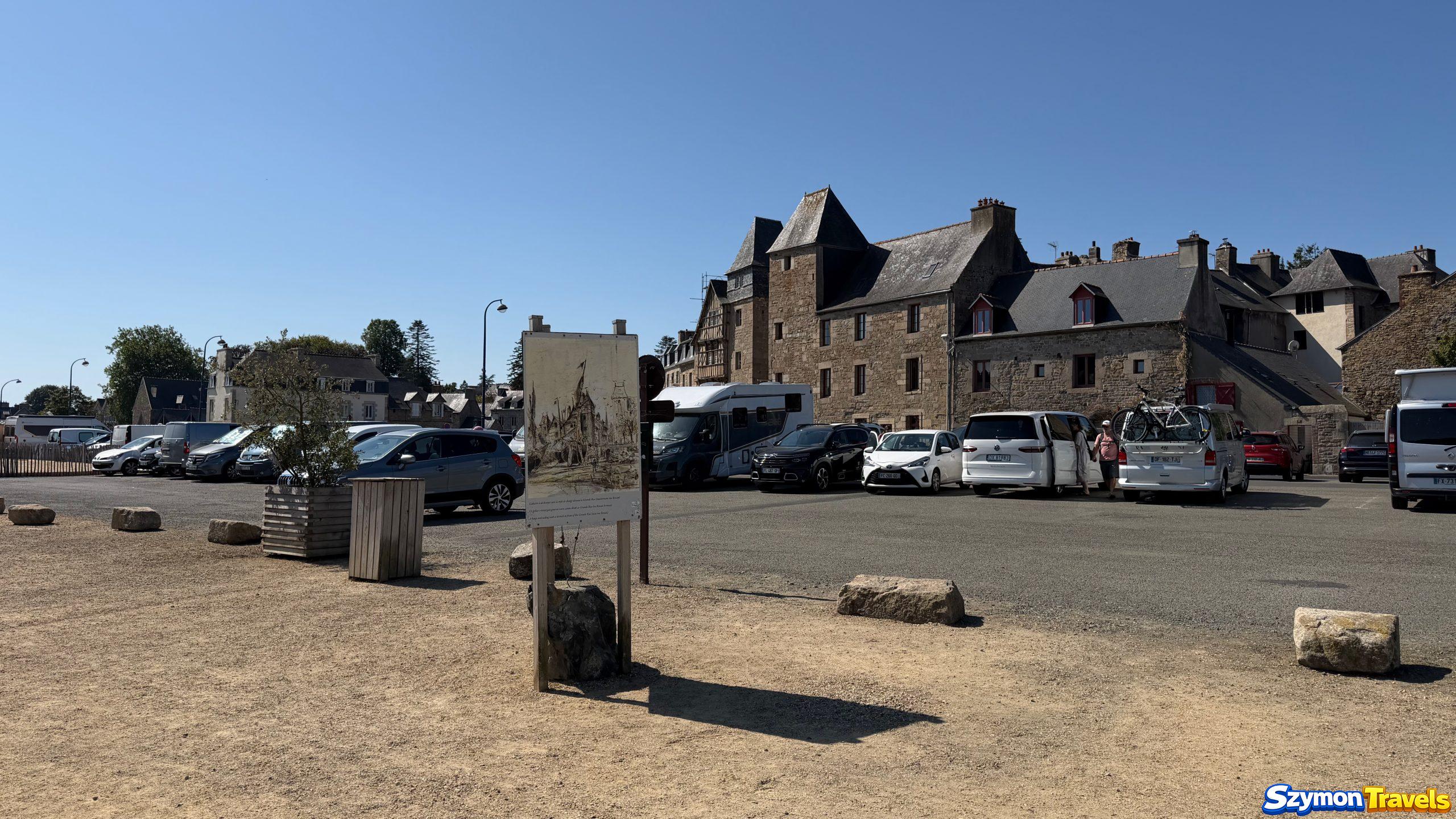 Parking przy Quais w Tréguier Duży parking przy nabrzeżu w dolnej części Tréguier w Bretanii