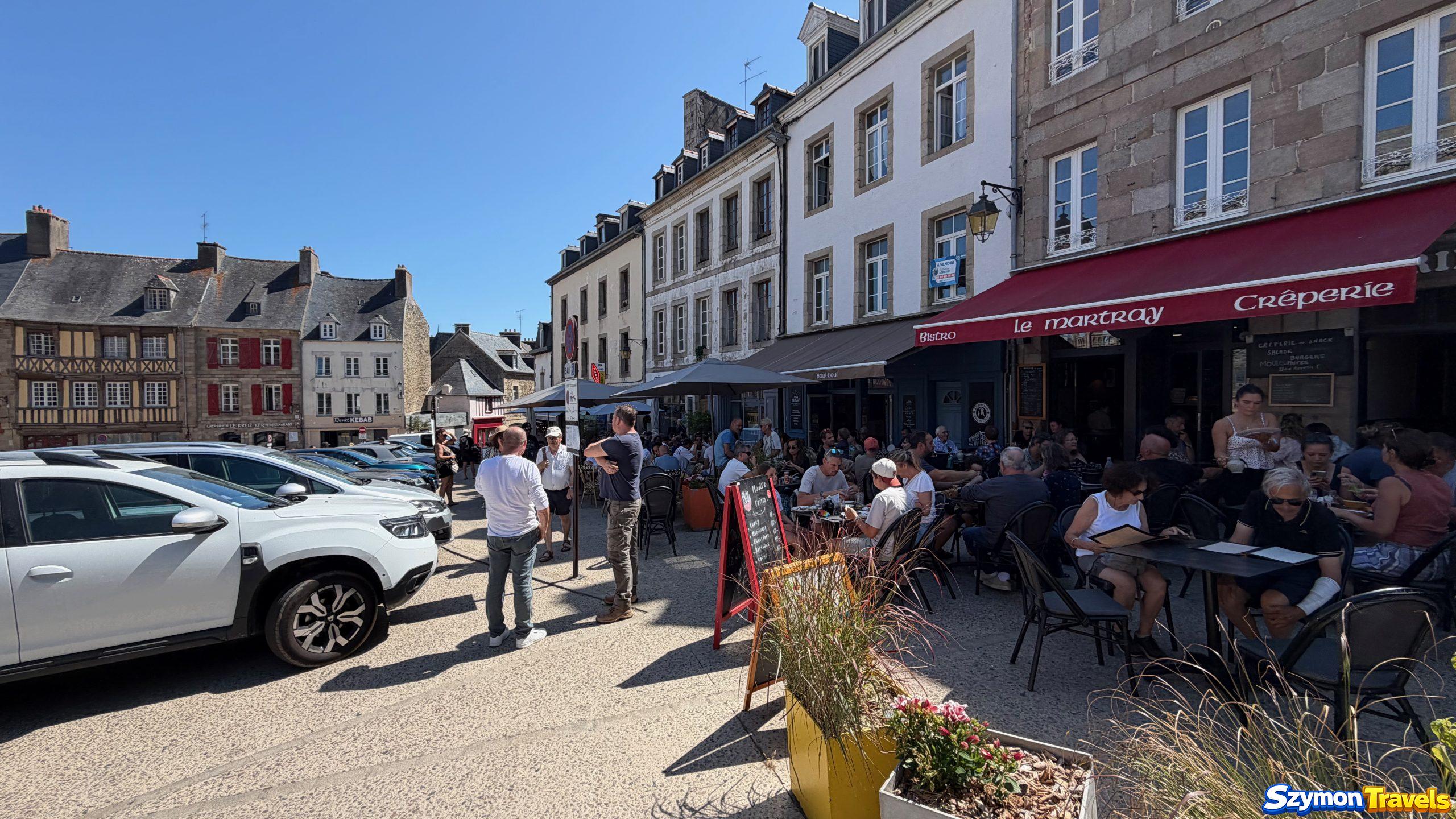 Kawiarnie przy katedrze w Tréguier Kawiarnie i restauracyjne stoliki przy Place du Martray w Tréguier