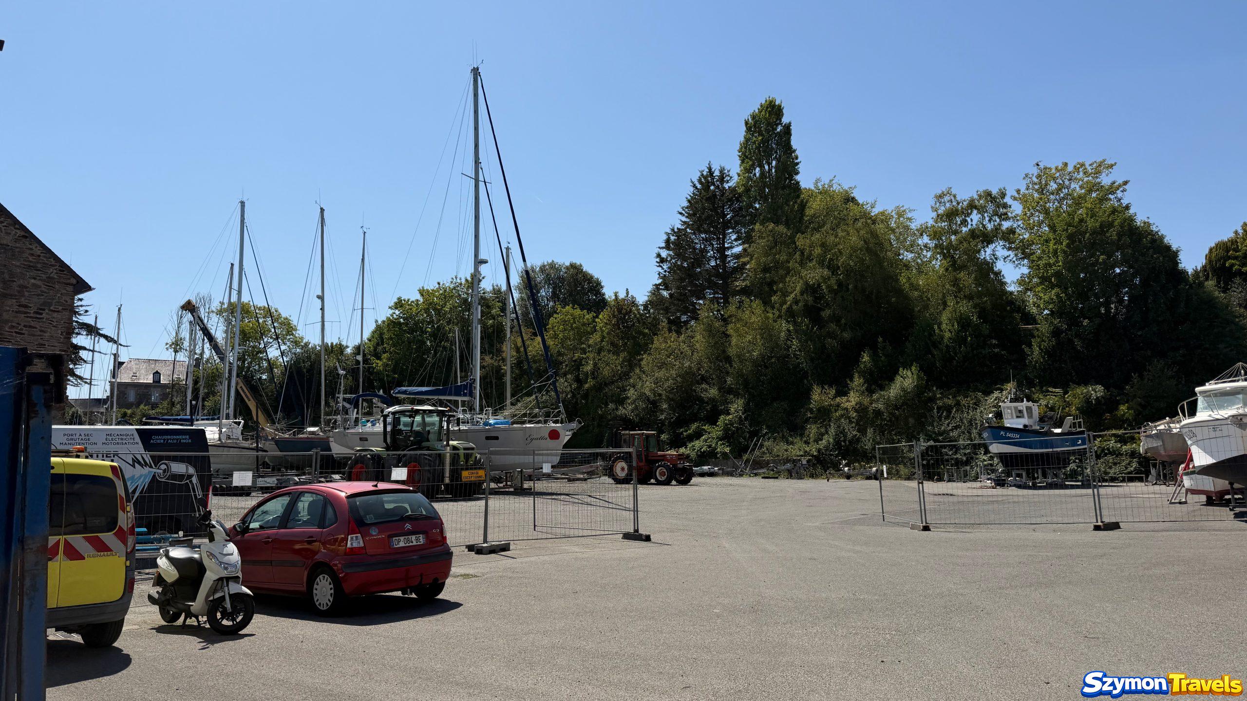 Port jachtowy Tréguier Jachty i techniczne zaplecze portu w Tréguier