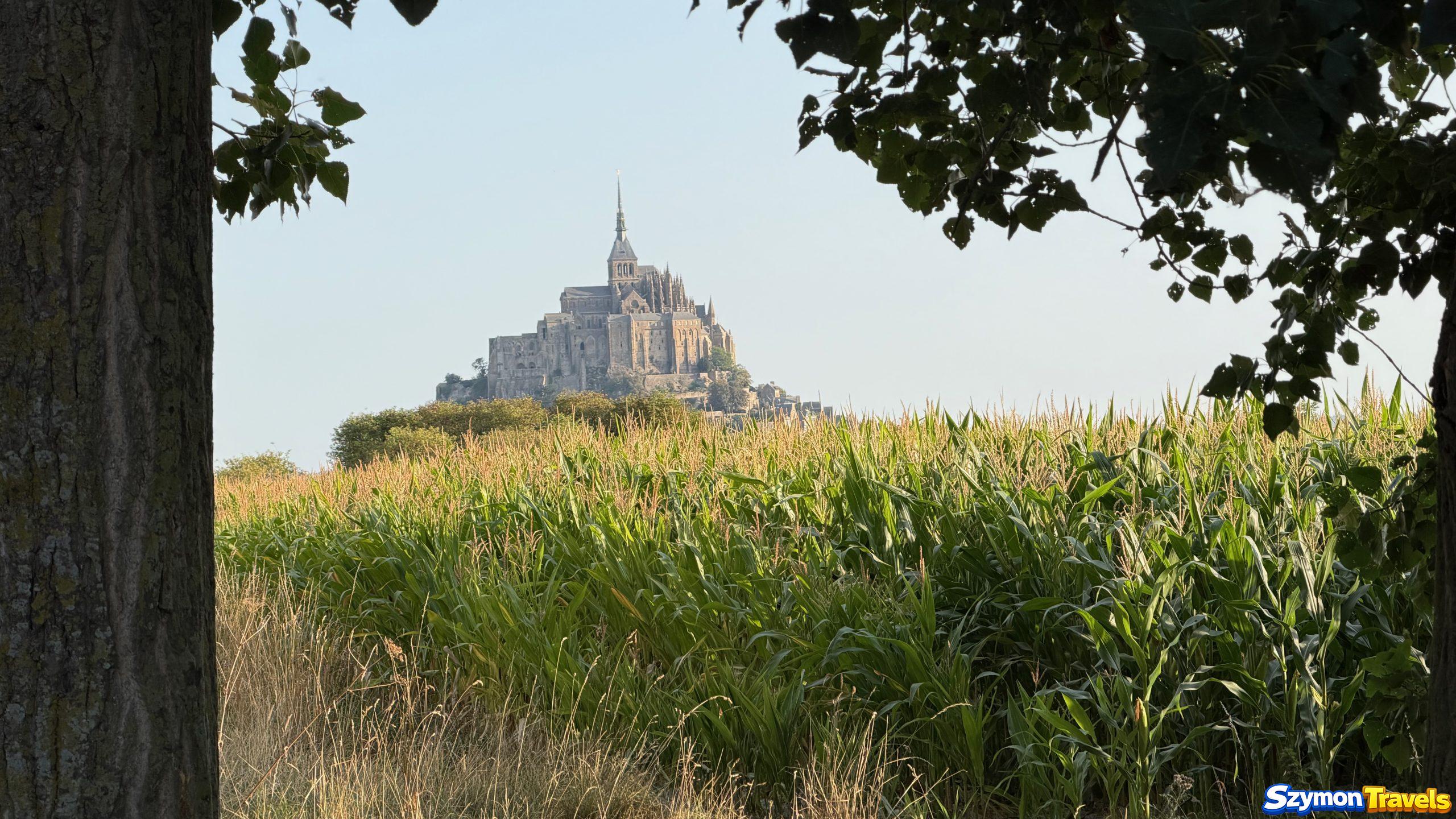 Mont-Saint-Michel ponad polami Mont-Saint-Michel widziany ponad polem podczas spaceru od parkingu