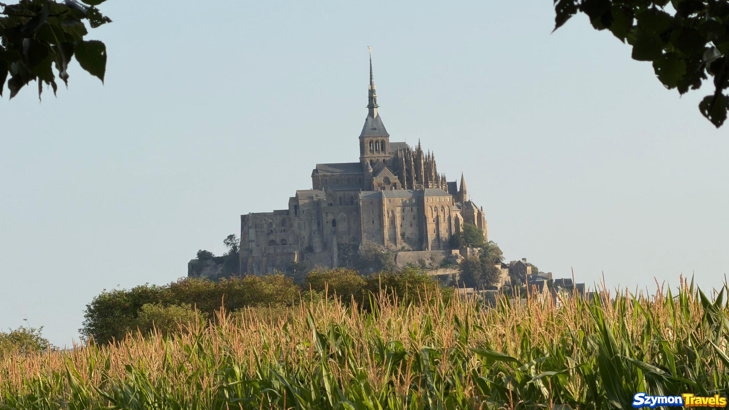 Mont-Saint-Michel w krajobrazie Mont-Saint-Michel widziany ponad polem podczas spaceru