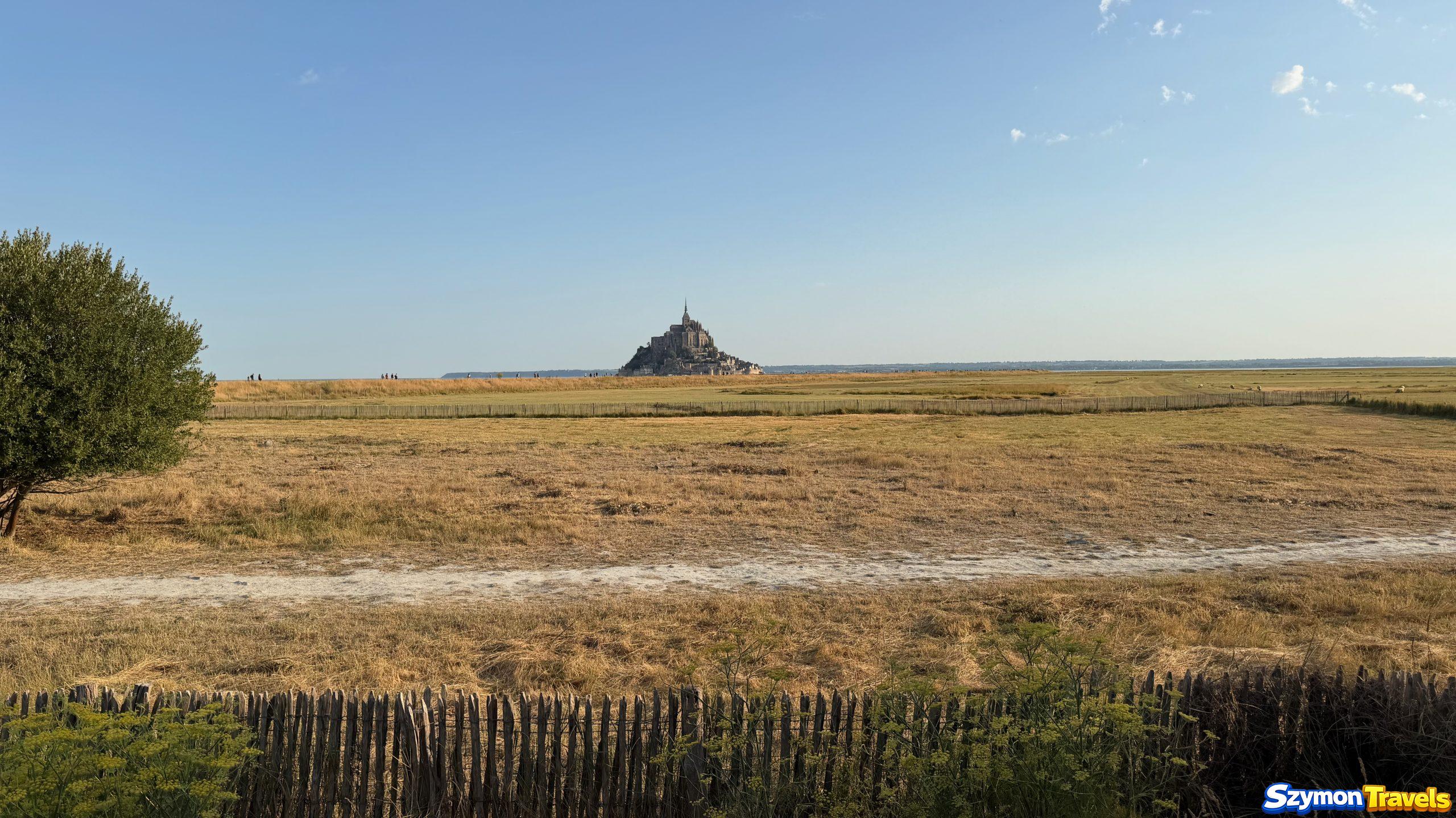 Panorama zatoki Mont-Saint-Michel Rozległy krajobraz zatoki z Mont-Saint-Michel w oddali