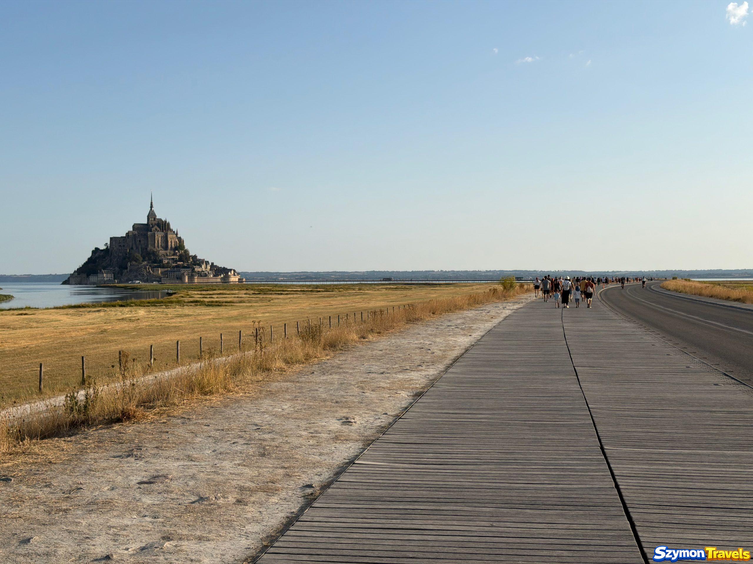 Trasy piesze do Mont-Saint-Michel Piesza droga i trasa do Mont-Saint-Michel przez otwarty krajobraz zatoki