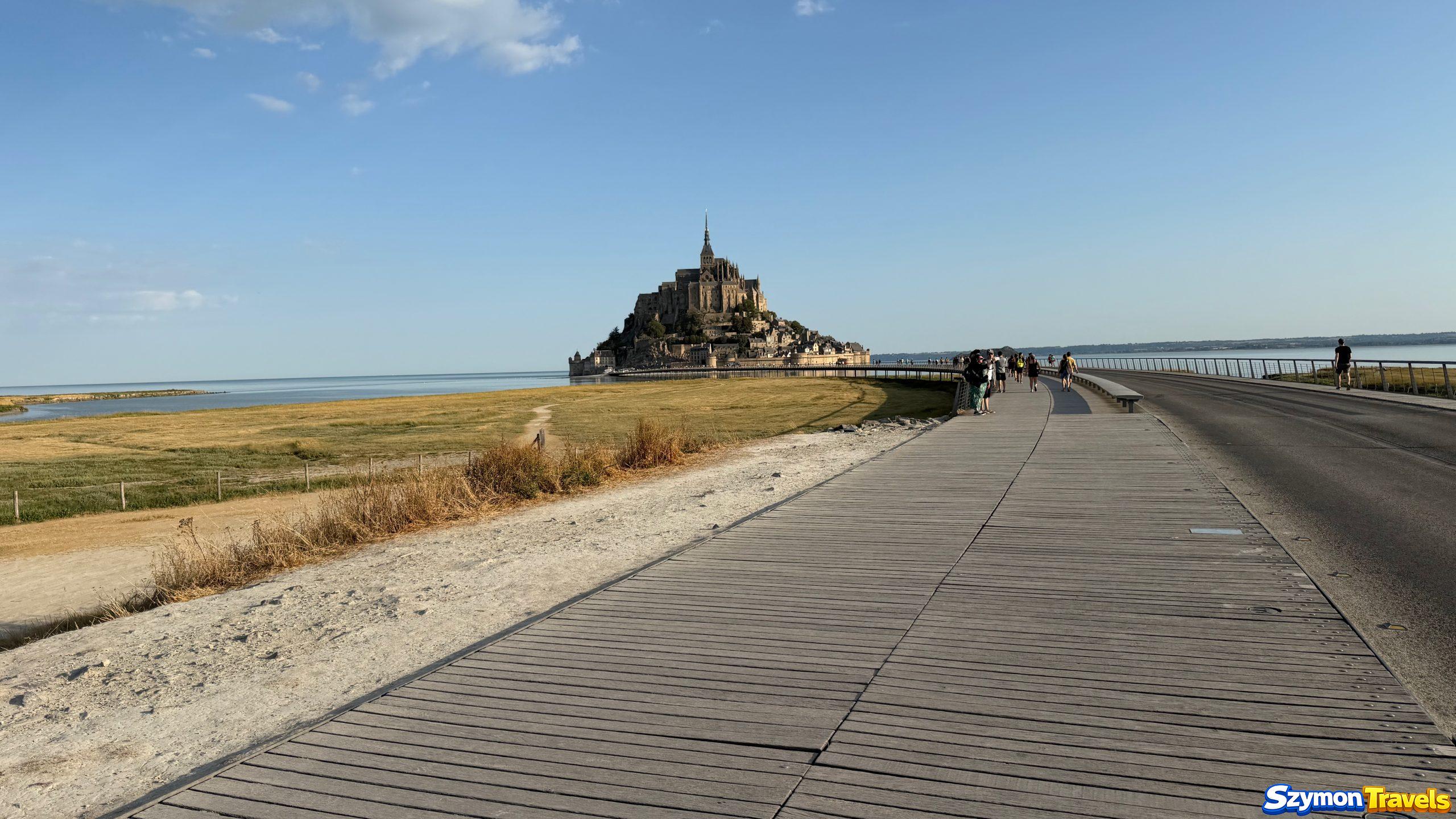 Pont-passerelle Mont-Saint-Michel Końcowy odcinek pieszej drogi i kładki do Mont-Saint-Michel