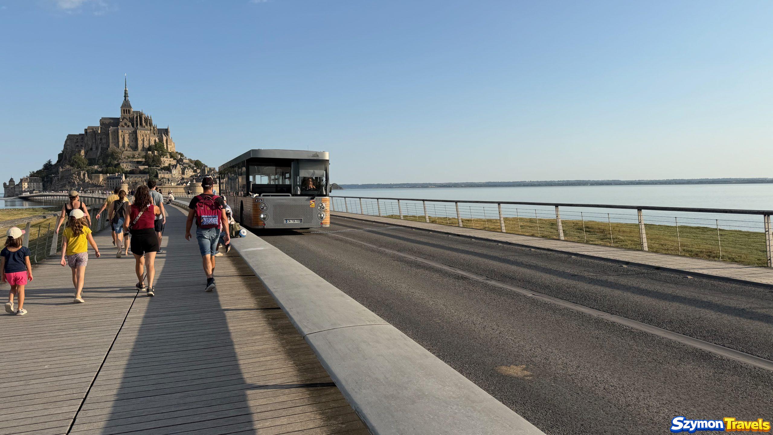 Le Passeur – autobus Mont-Saint-Michel Bezpłatny autobus Le Passeur jadący w stronę Mont-Saint-Michel w 2026 roku