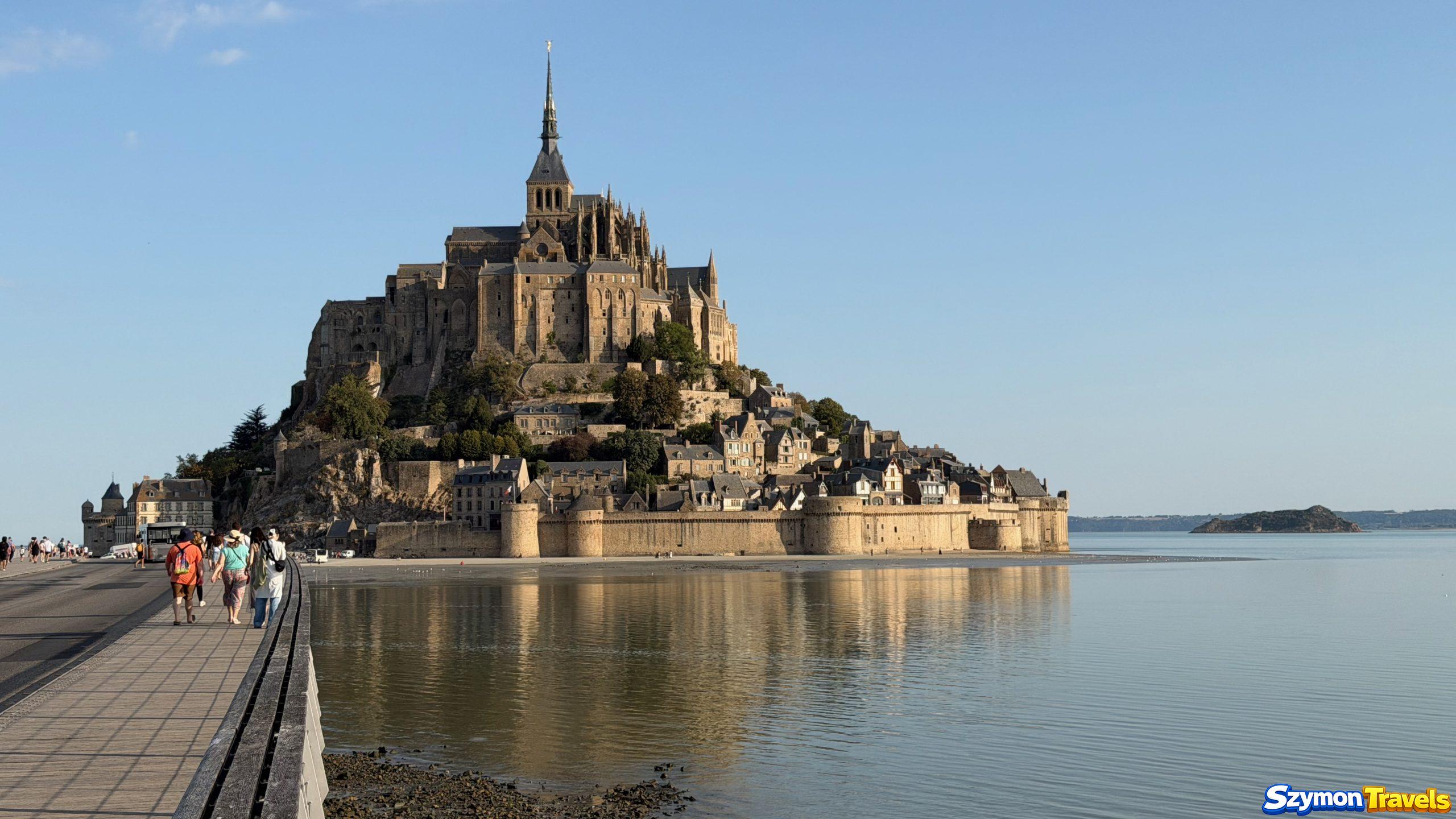 Pont-passerelle Mont-Saint-Michel Mont-Saint-Michel i współczesna kładka podczas naszej wizyty w 2026 roku