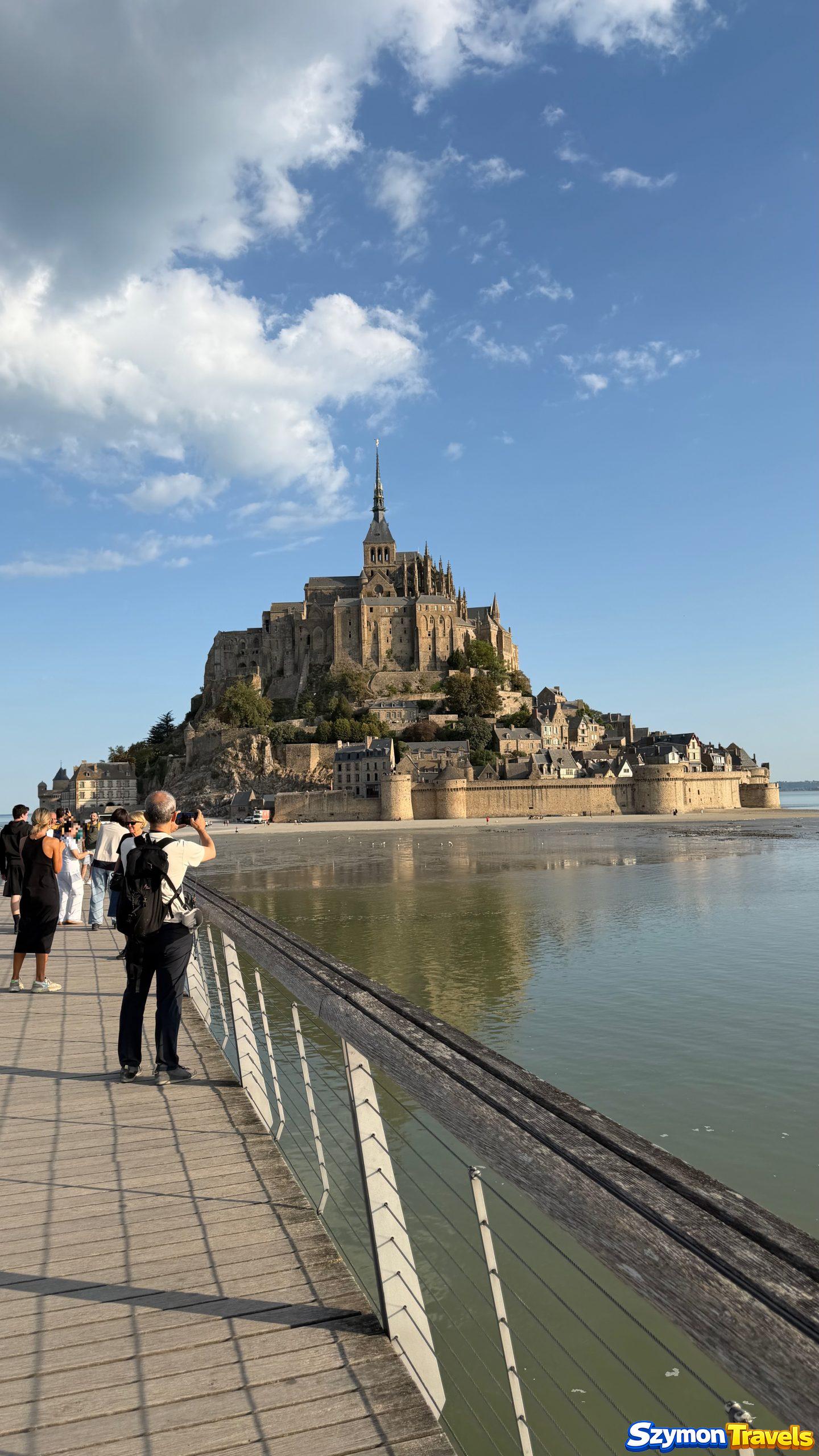 Dojście do Mont-Saint-Michel Mont-Saint-Michel z bliska podczas przejścia kładką w 2026 roku