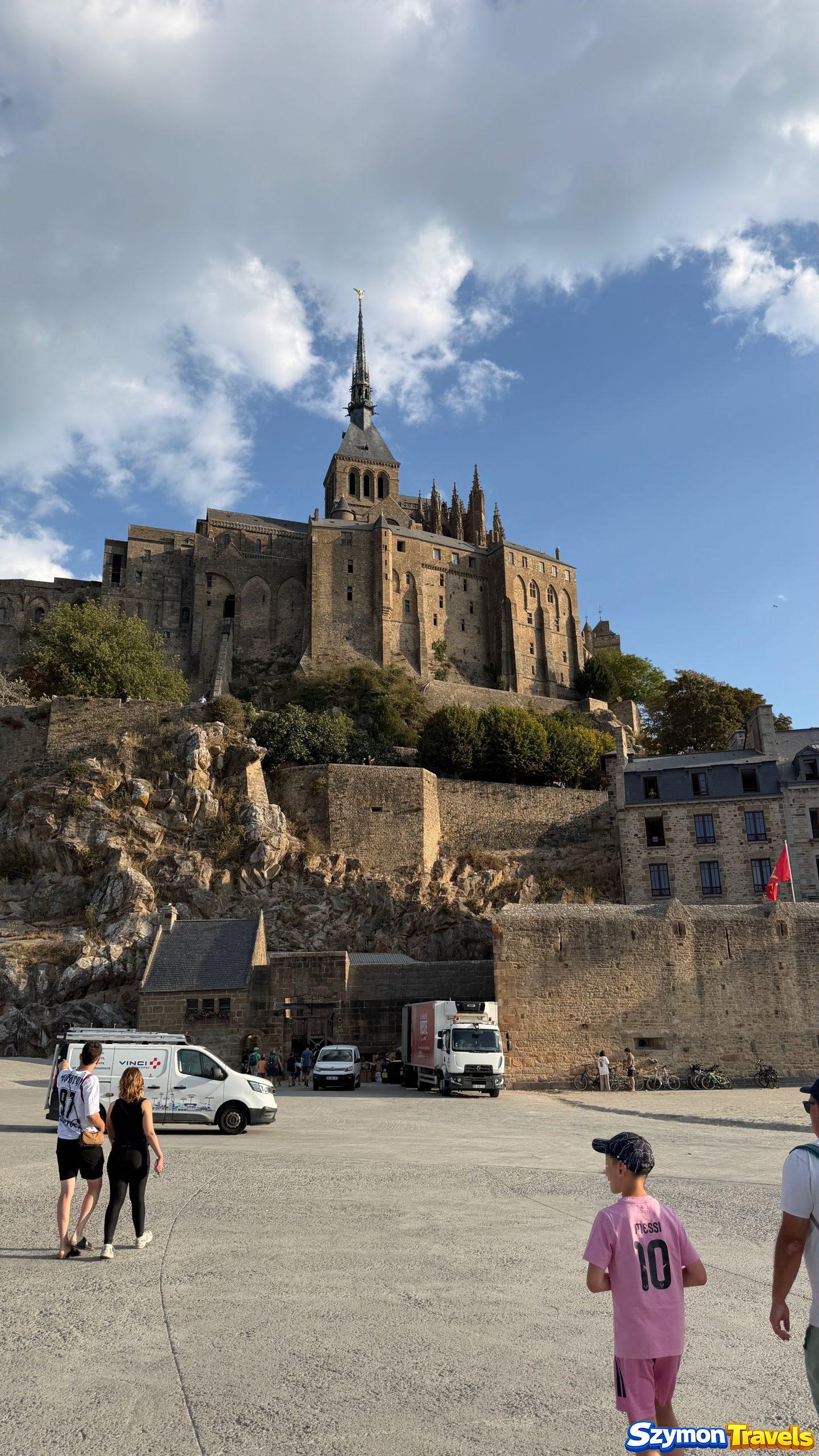 Pod murami Mont-Saint-Michel Podnóże Mont-Saint-Michel i ogromne zabudowania opactwa