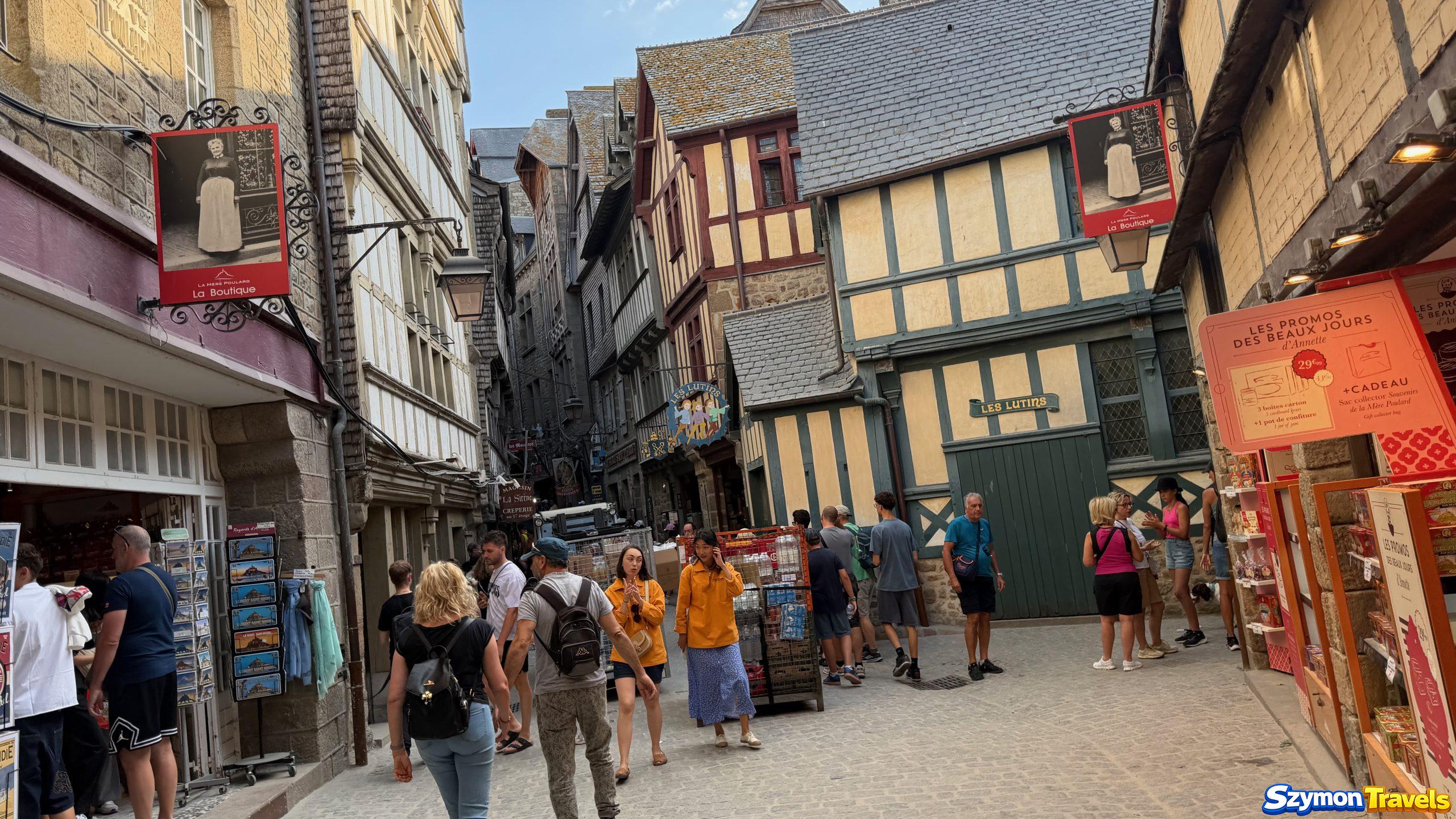 Grande Rue w Mont-Saint-Michel Grande Rue w Mont-Saint-Michel pełna turystów, sklepów i historycznych budynków