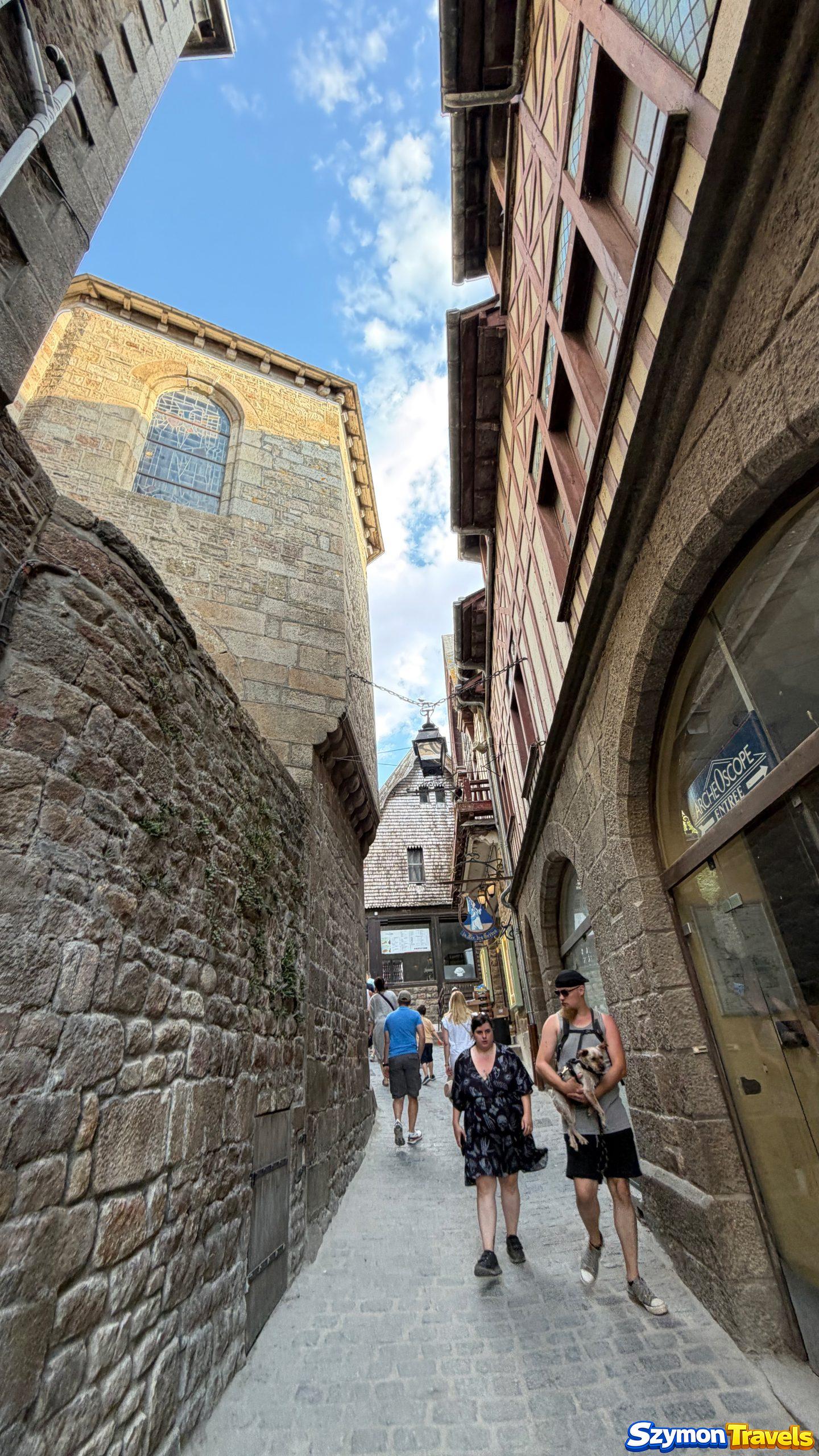 Ukryte przejścia Mont-Saint-Michel Wąskie kamienne przejście i schody pomiędzy budynkami Mont-Saint-Michel