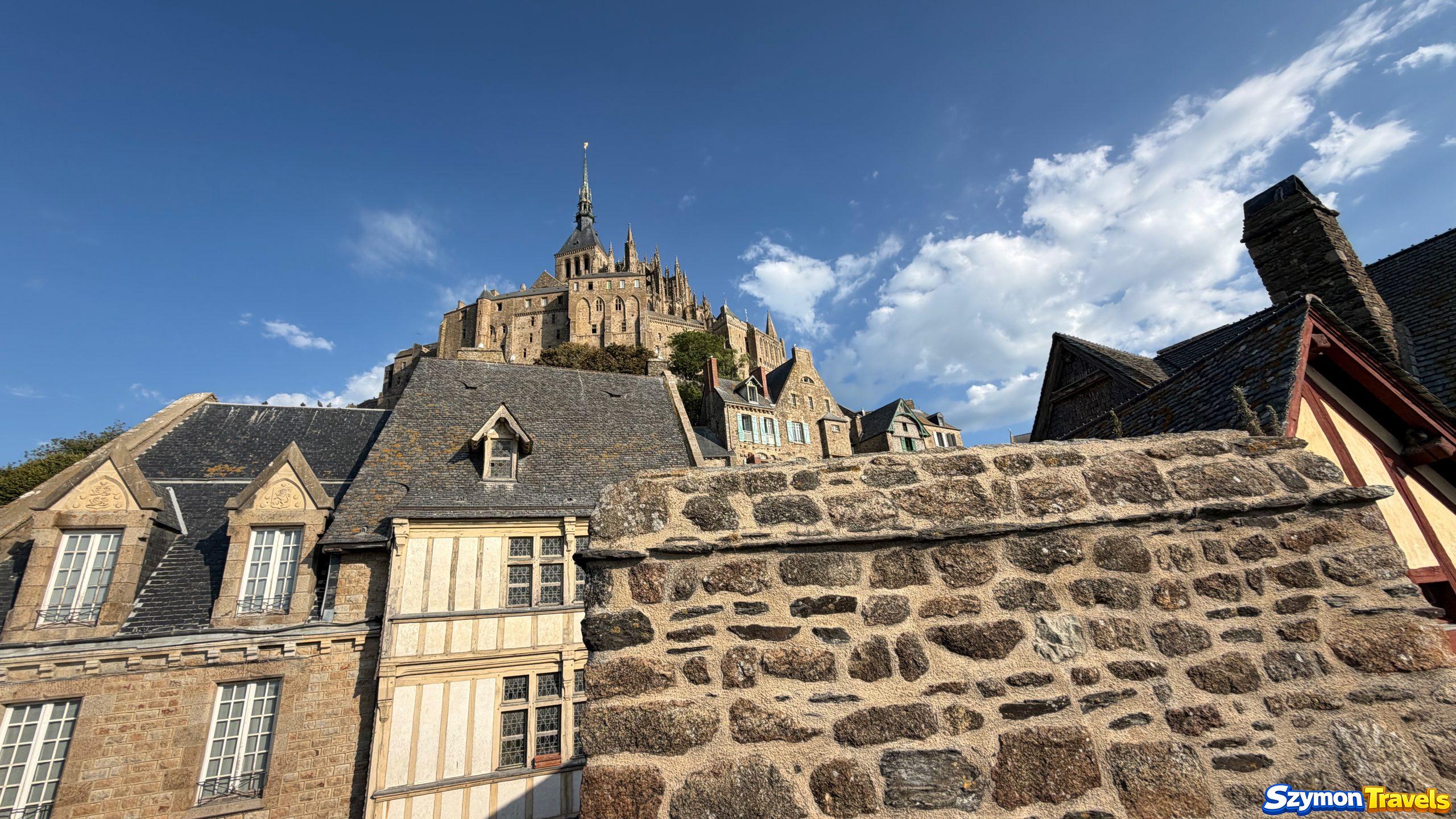 Opactwo Mont-Saint-Michel w 2026 roku Opactwo Mont-Saint-Michel górujące nad kamiennymi dachami i murami