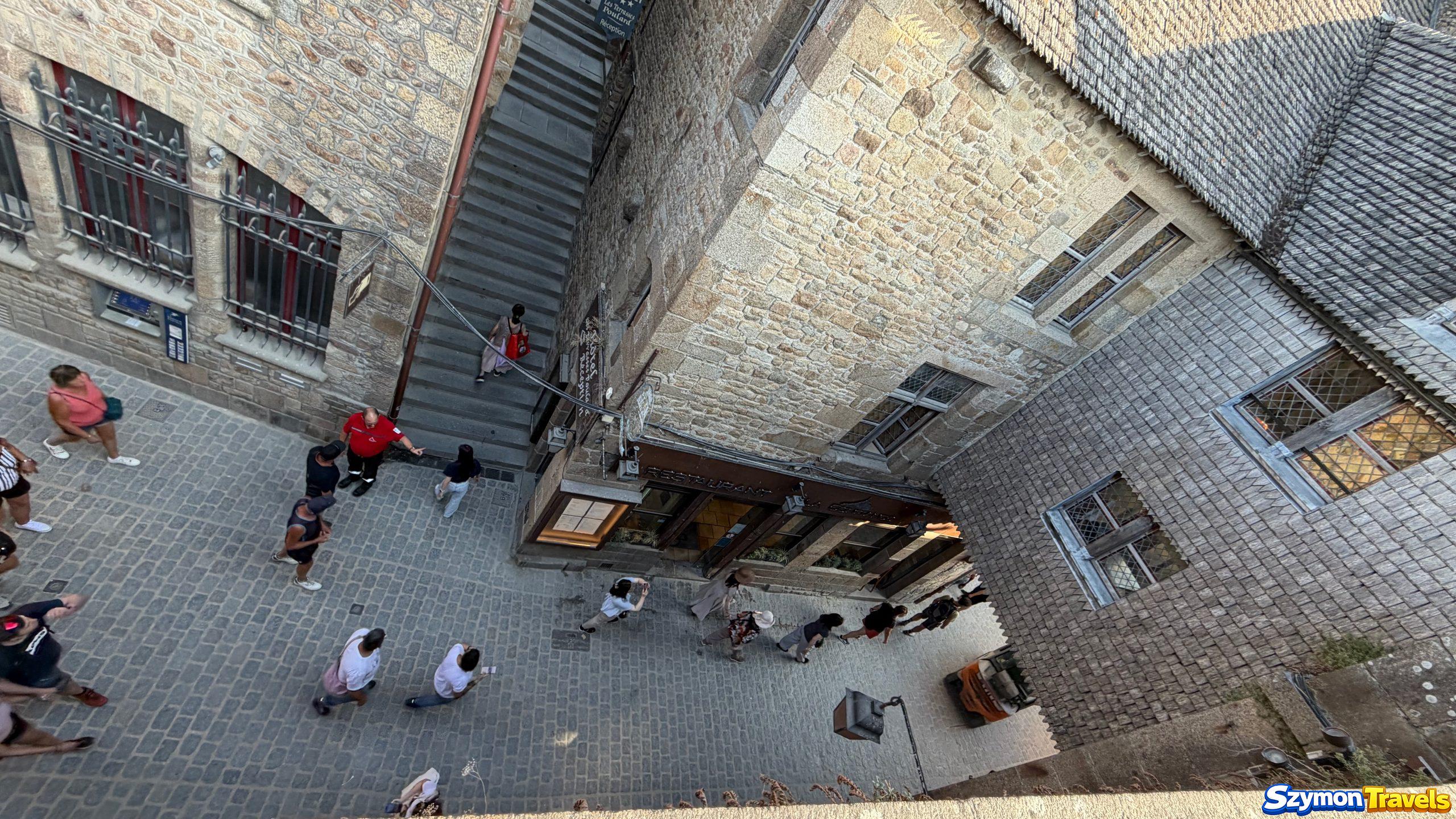 Mont-Saint-Michel z wyższych przejść Widok z góry na wąskie uliczki i schody Mont-Saint-Michel w 2026 roku