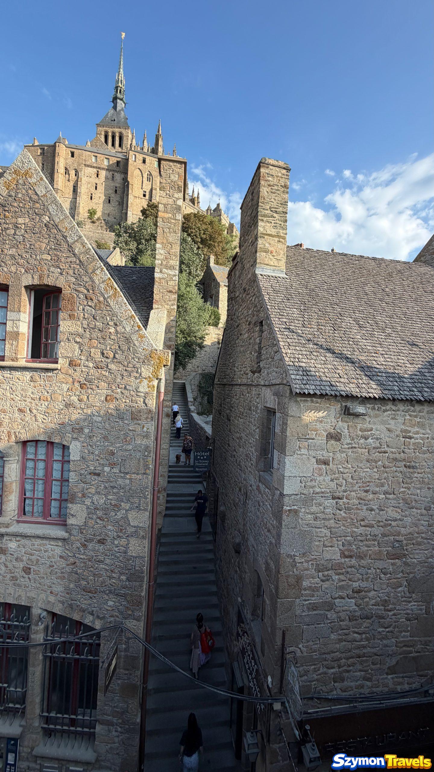 Schody Mont-Saint-Michel Strome schody pomiędzy kamiennymi domami na Mont-Saint-Michel