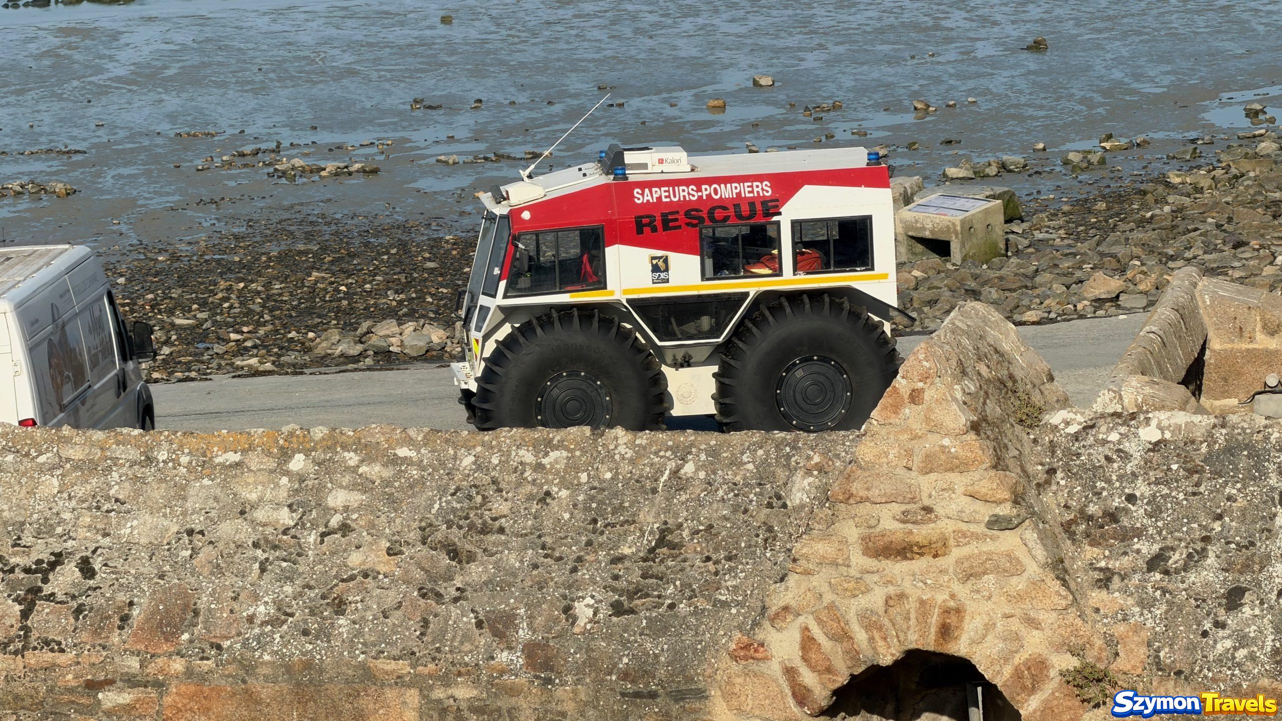 Pojazd ratowniczy Mont-Saint-Michel Specjalistyczny pojazd ratowniczy Sapeurs-Pompiers przy zatoce Mont-Saint-Michel
