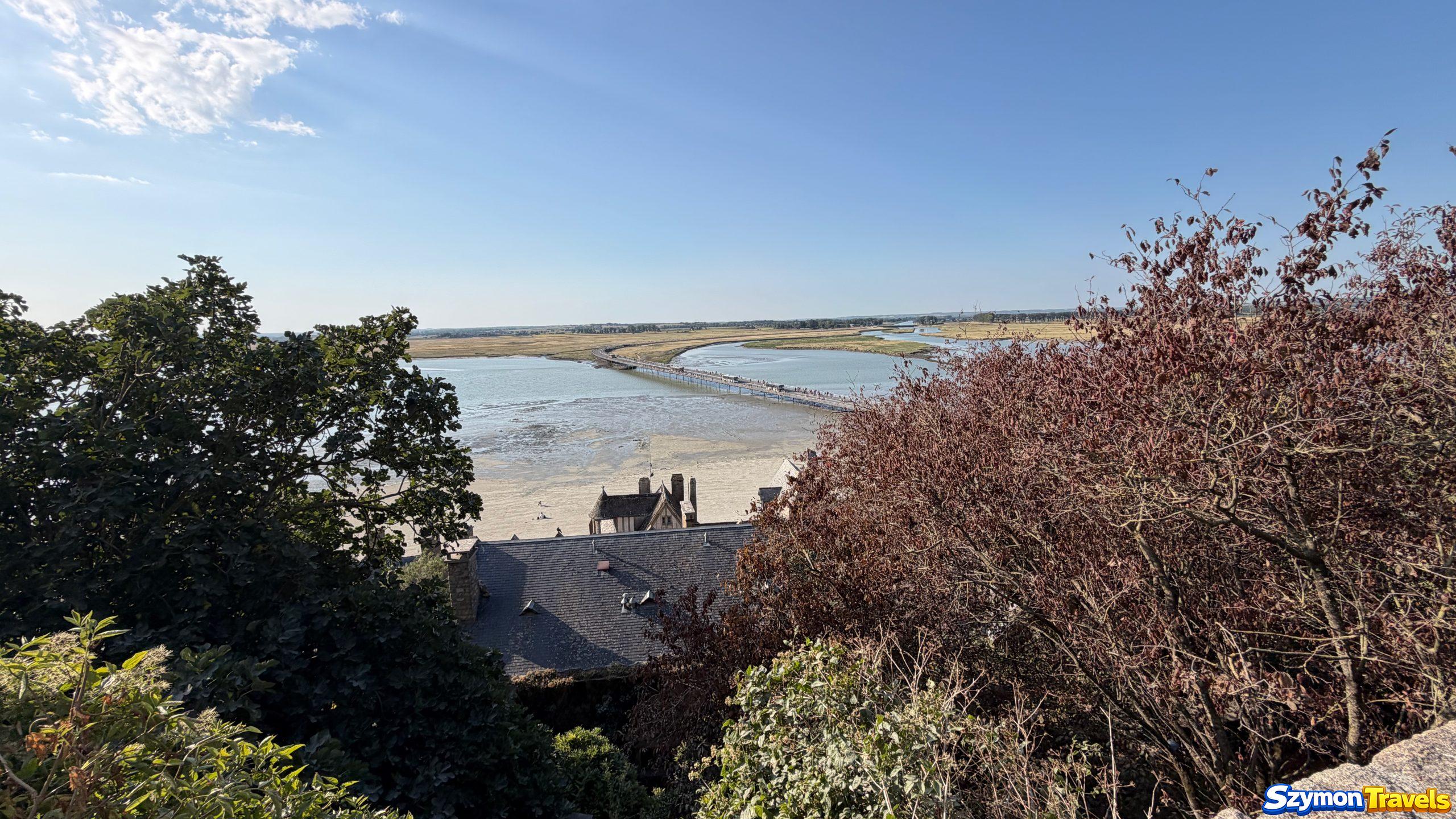 Widok na zatokę Mont-Saint-Michel Widok z wysokości Mont-Saint-Michel na zatokę i kładkę