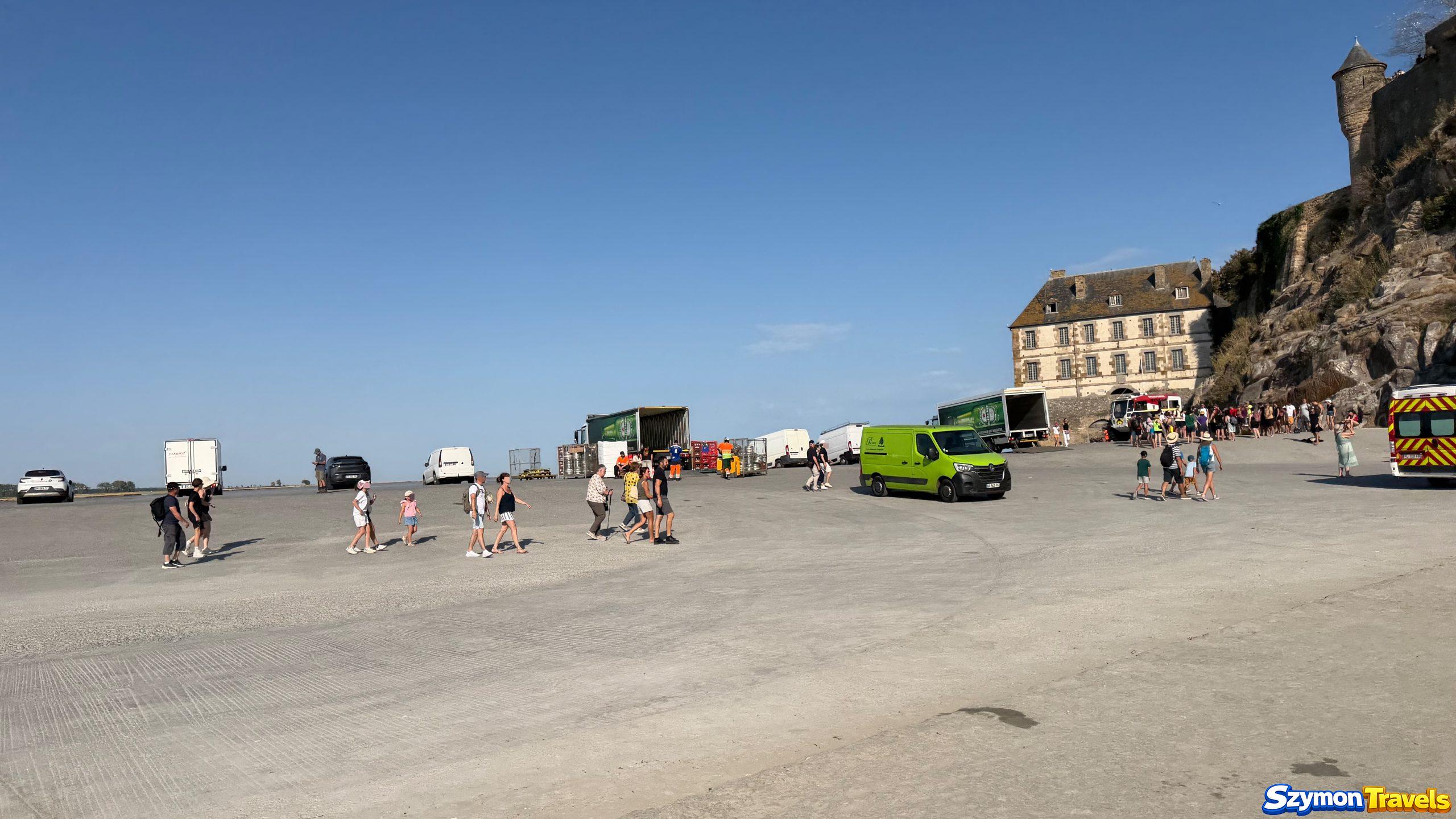 Podnóże Mont-Saint-Michel Teren przy podnóżu Mont-Saint-Michel podczas rodzinnej wizyty w 2026 roku