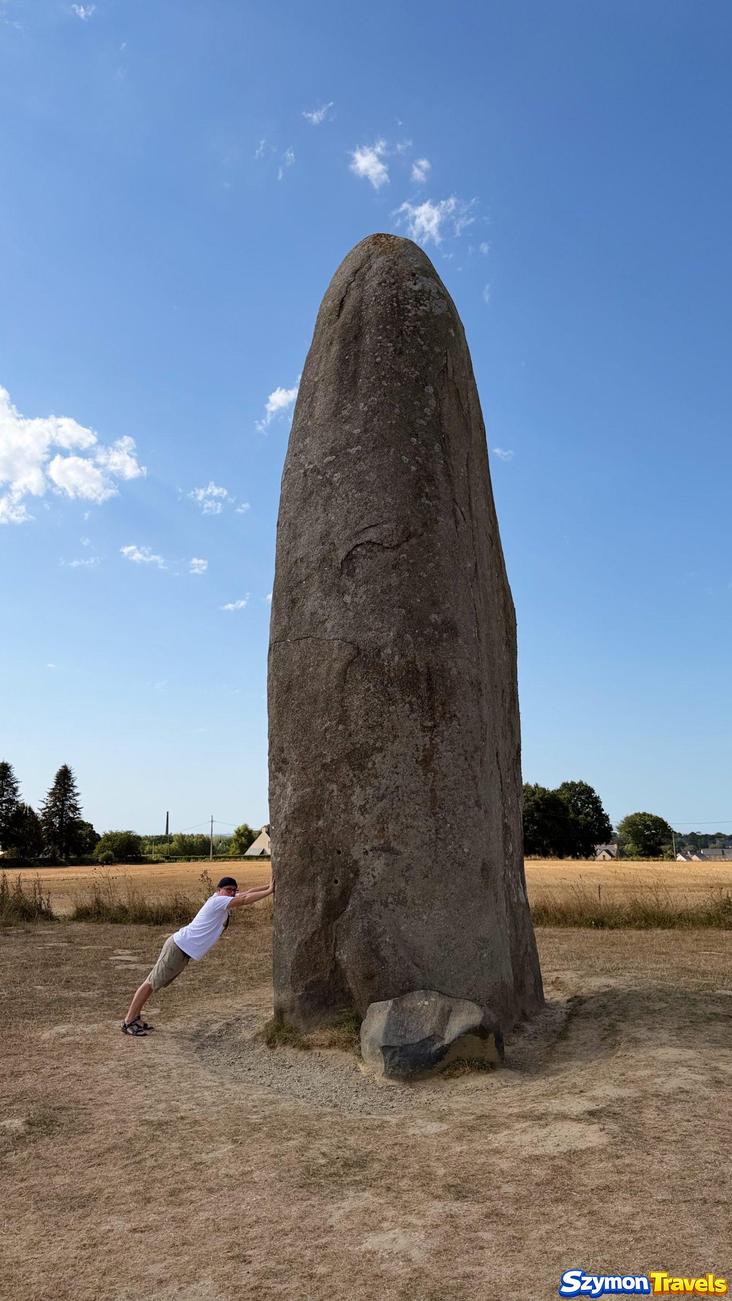 Próba przesunięcia Menhir du Champ-Dolent Humorystyczna próba przesunięcia Menhir du Champ-Dolent podczas naszej wizyty