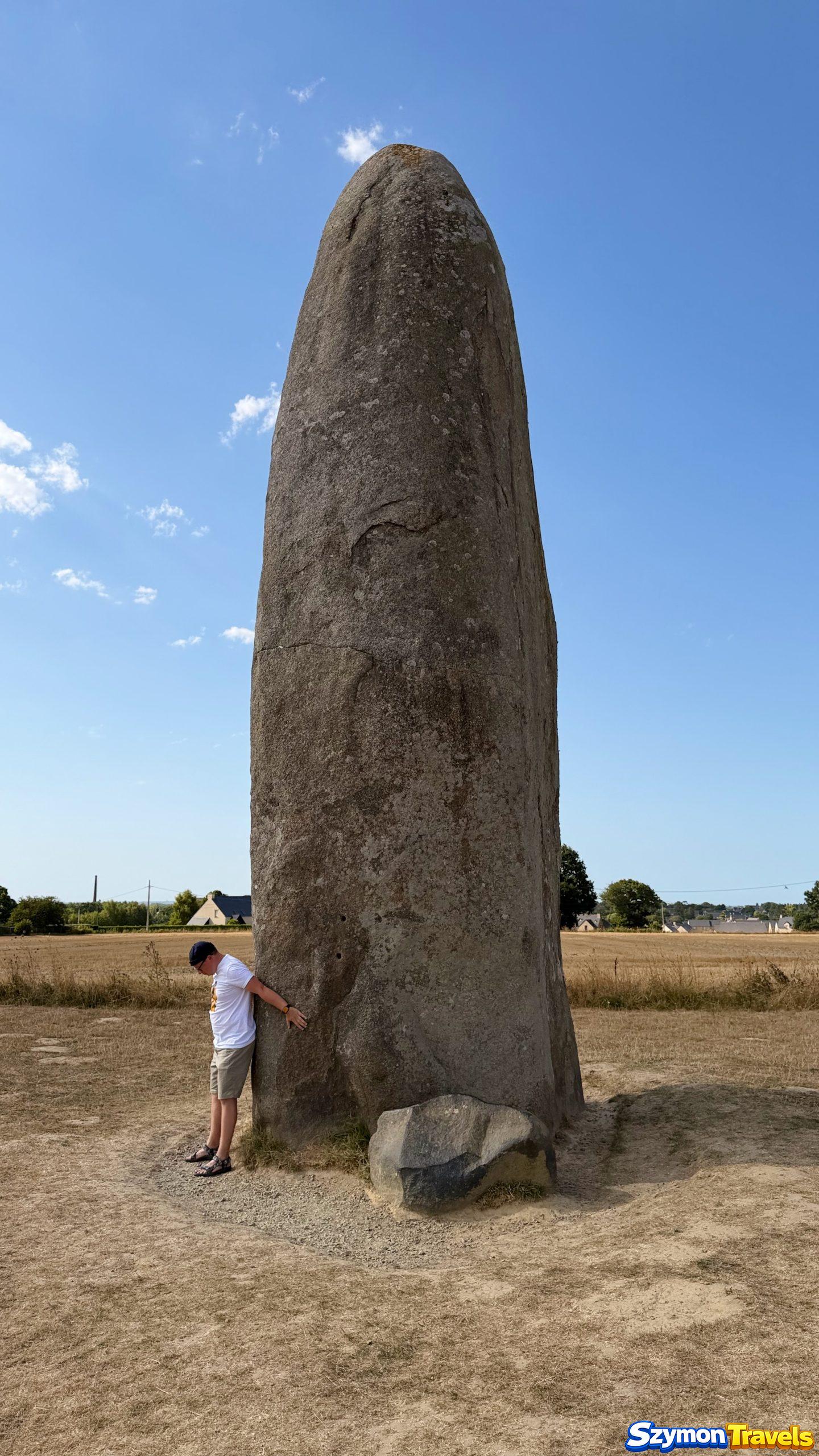 Menhir du Champ-Dolent – wielki menhir Bretanii Menhir du Champ-Dolent widziany od podstawy – wielki granitowy menhir w Bretanii