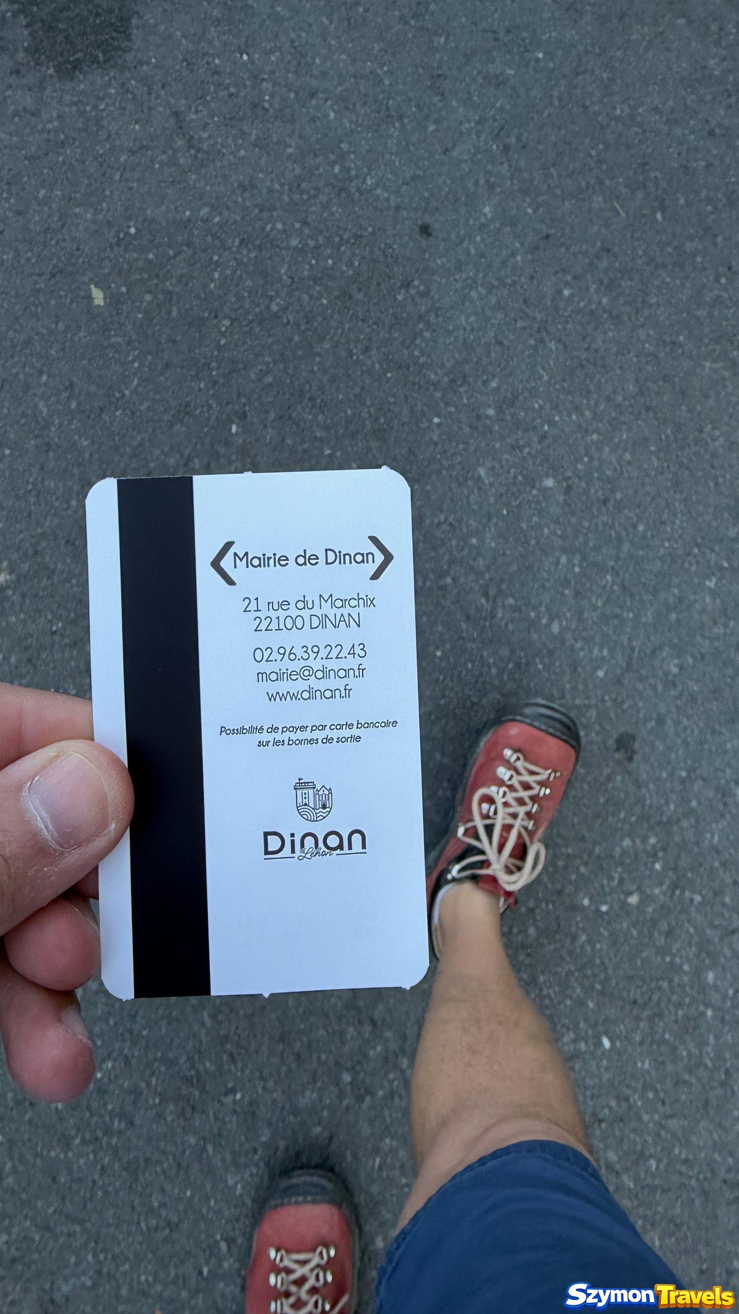Informacja Mairie de Dinan na odwrocie karty parkingowej