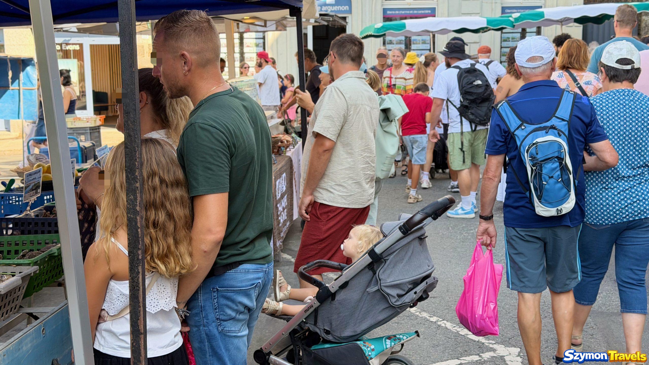 Tłum klientów pomiędzy stoiskami targu w Dinan