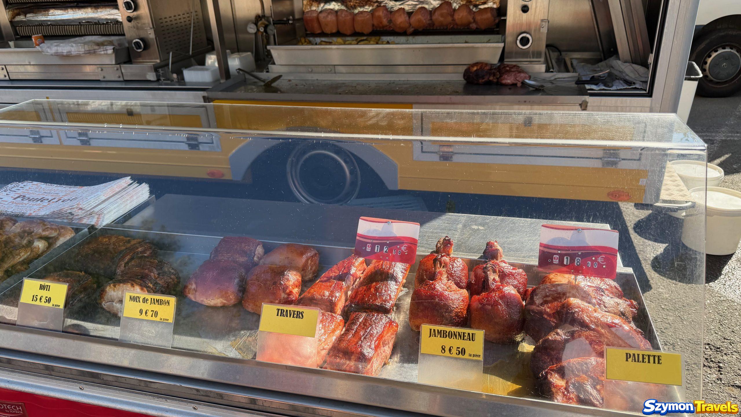 Pieczone mięso na stoisku rotisserie podczas targu w Dinan
