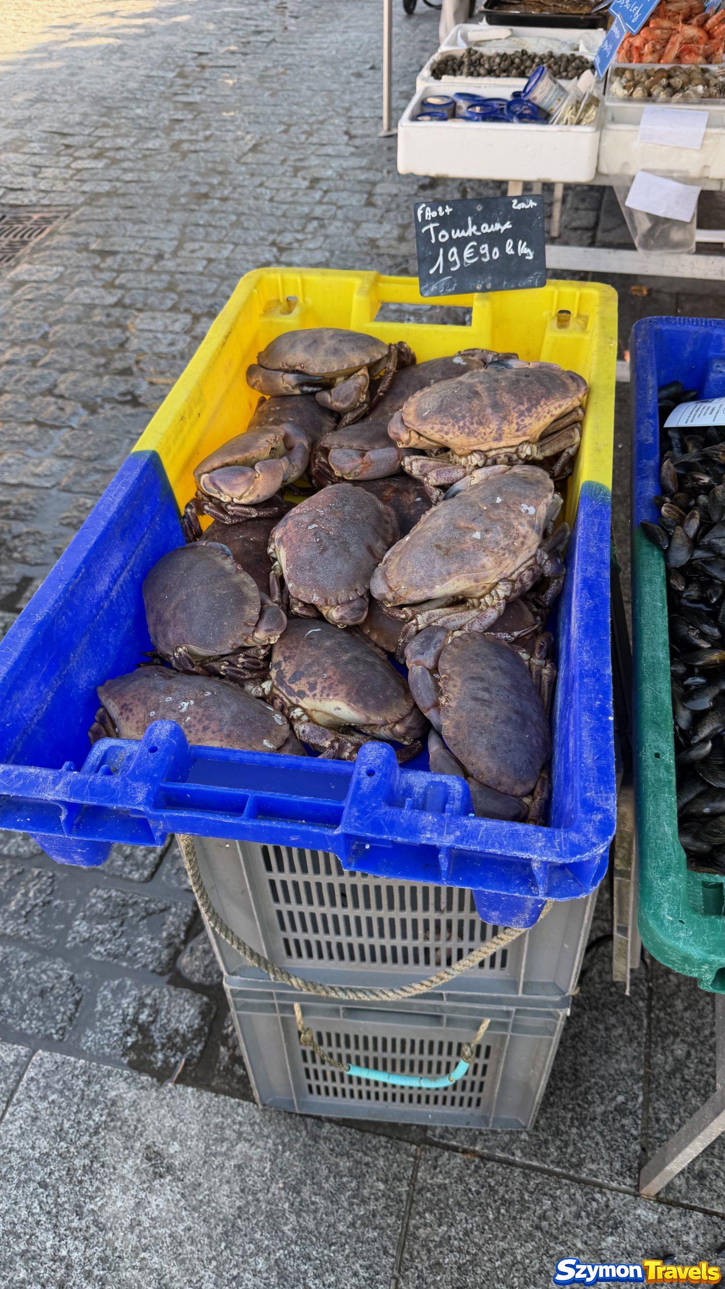 Kraby tourteau na targu w Dinan z ceną 19,90 euro za kilogram