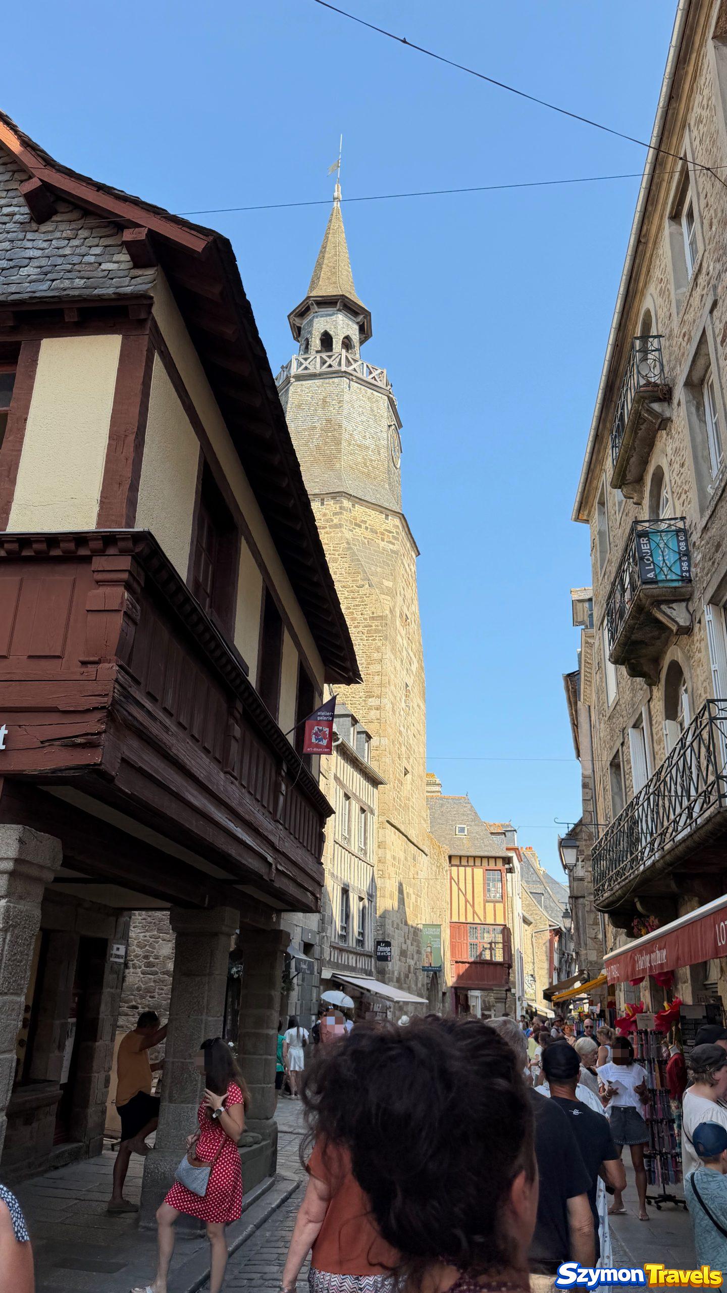Tour de l'Horloge i zatłoczona historyczna ulica Dinan