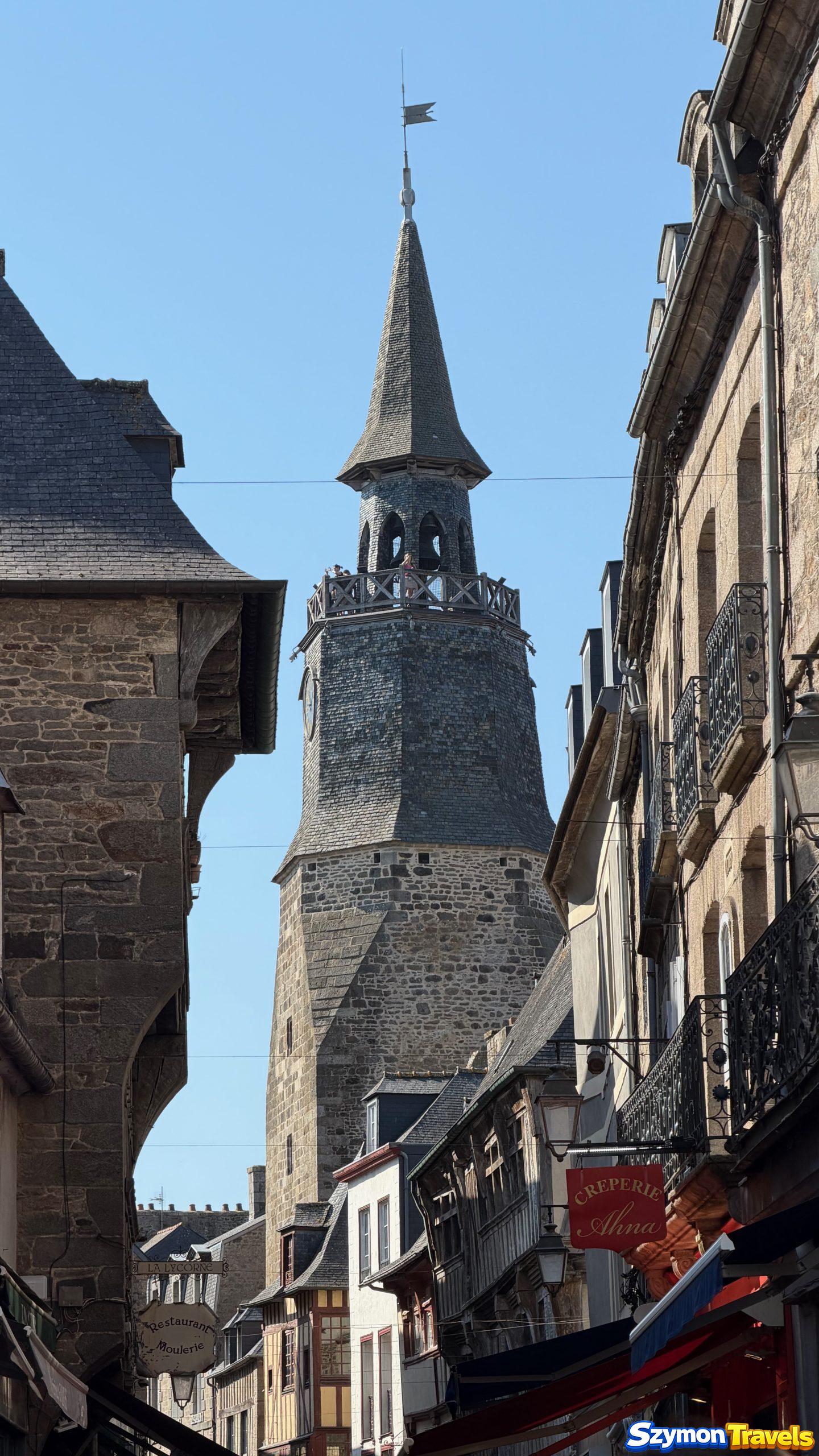 Tour de l'Horloge widziana pomiędzy kamienicami Dinan