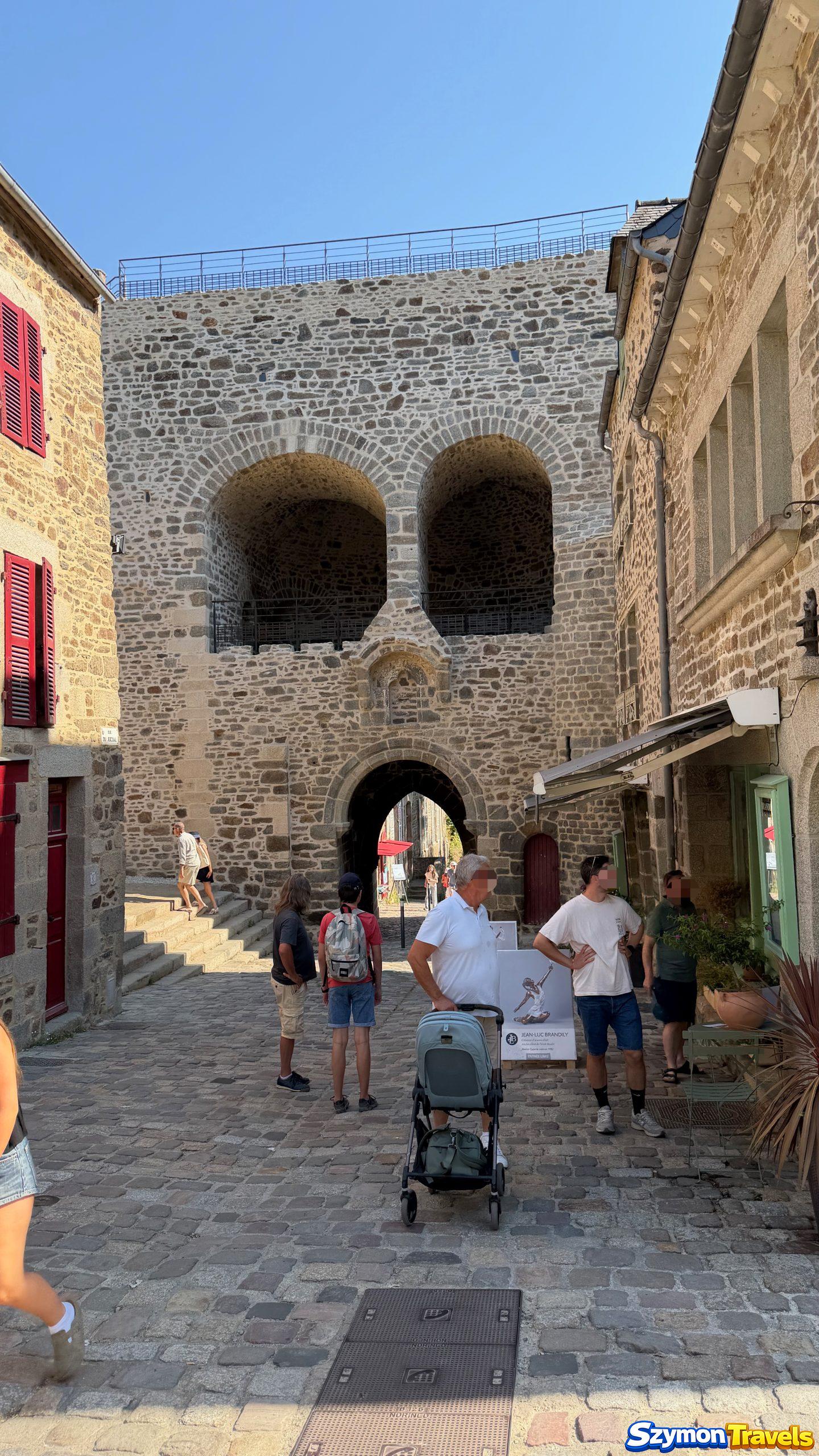 Porte du Jerzual widziana od strony historycznego miasta Dinan