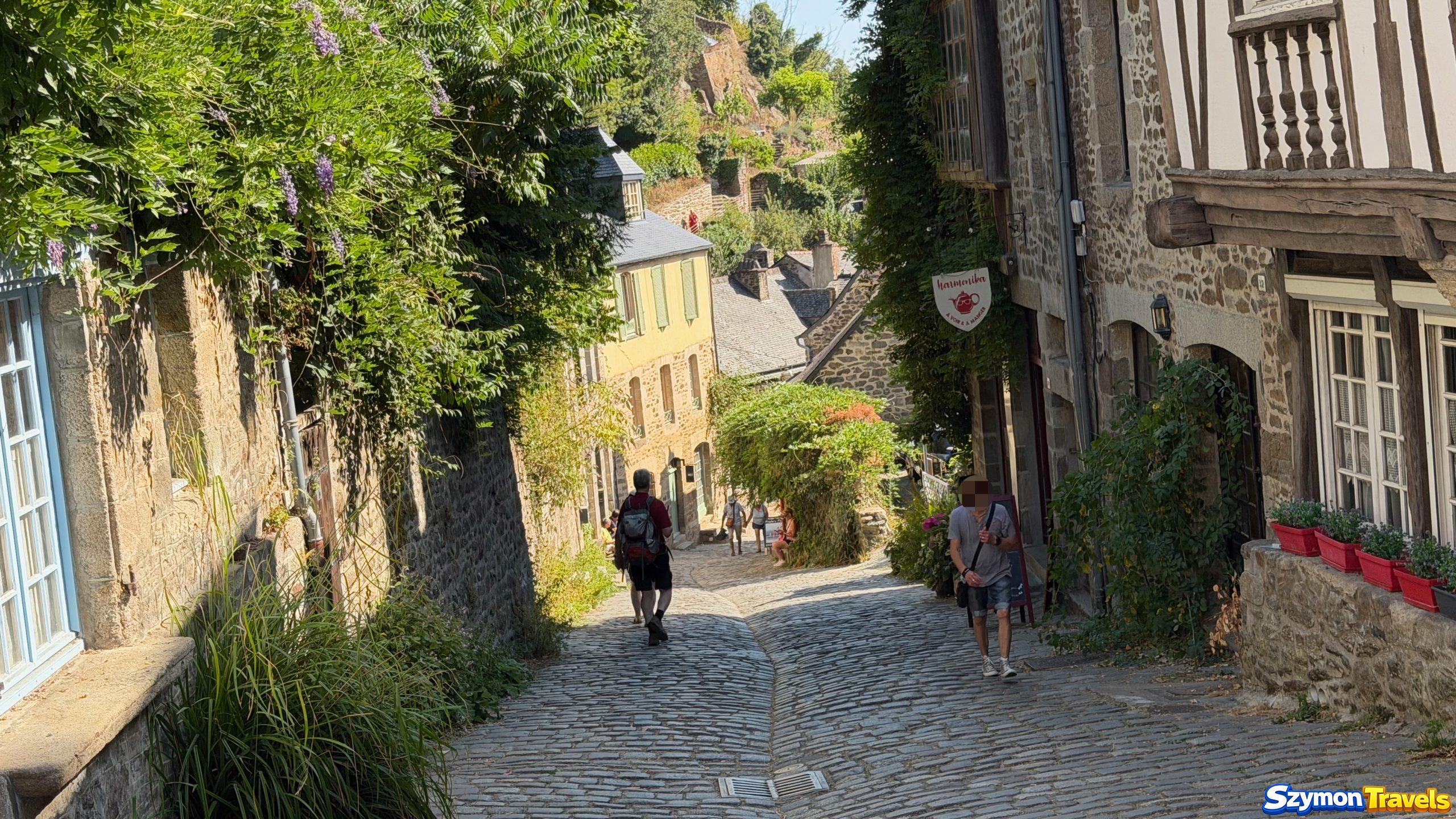 Rue du Jerzual – stroma brukowana ulica w Dinan