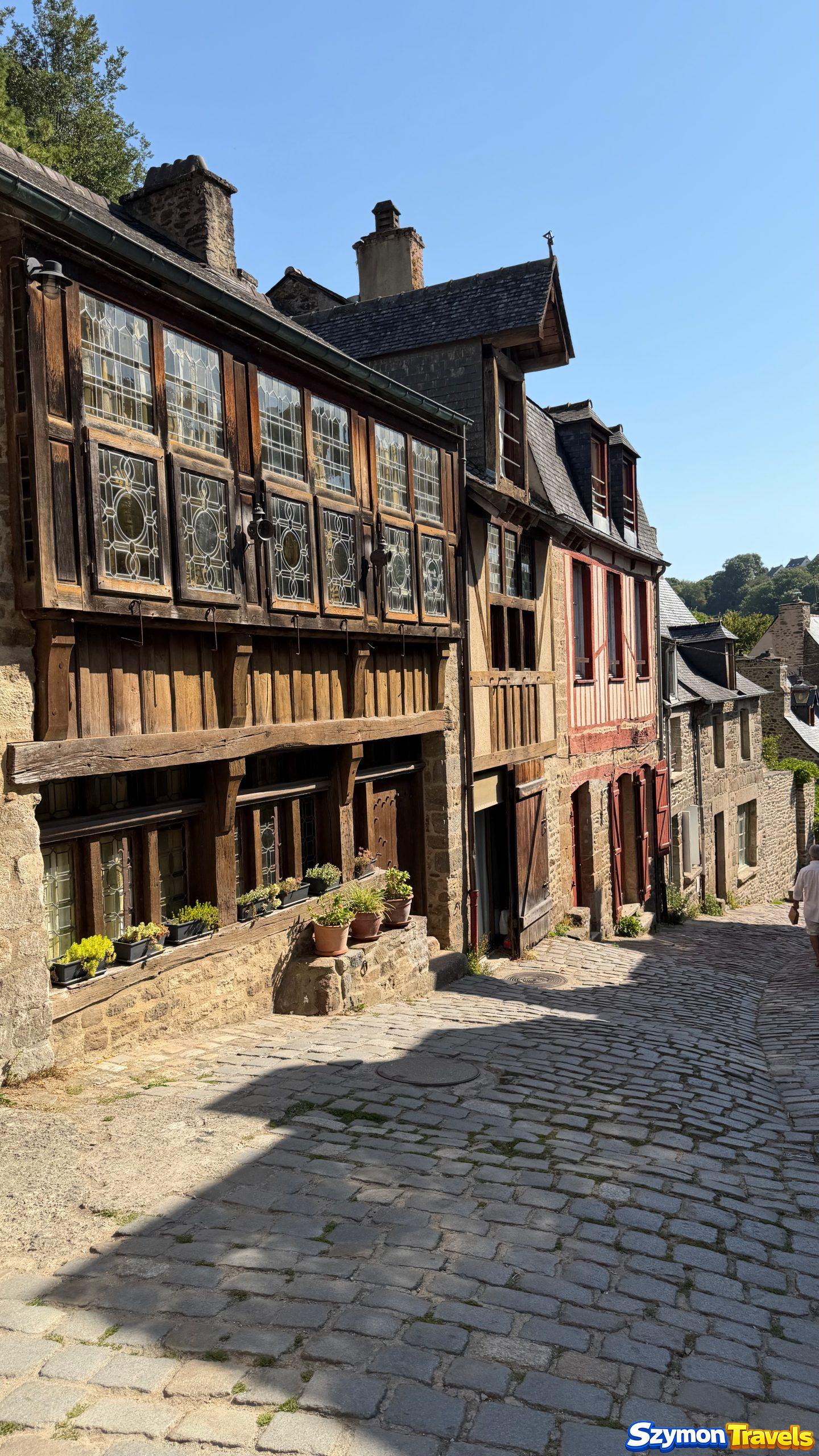 Historyczne domy przy stromej Rue du Jerzual w Dinan