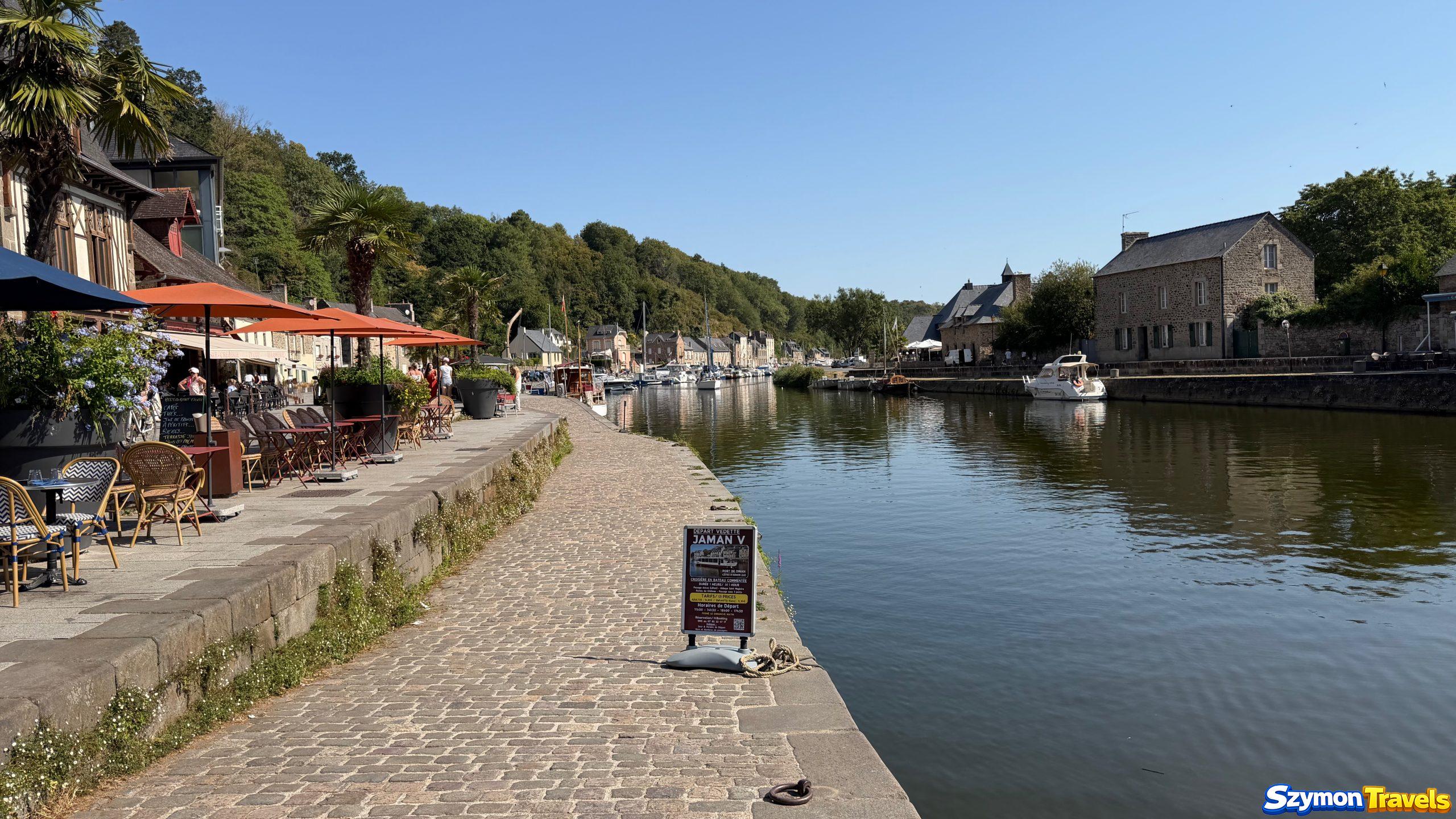 Restauracyjne tarasy przy nabrzeżu portu Dinan