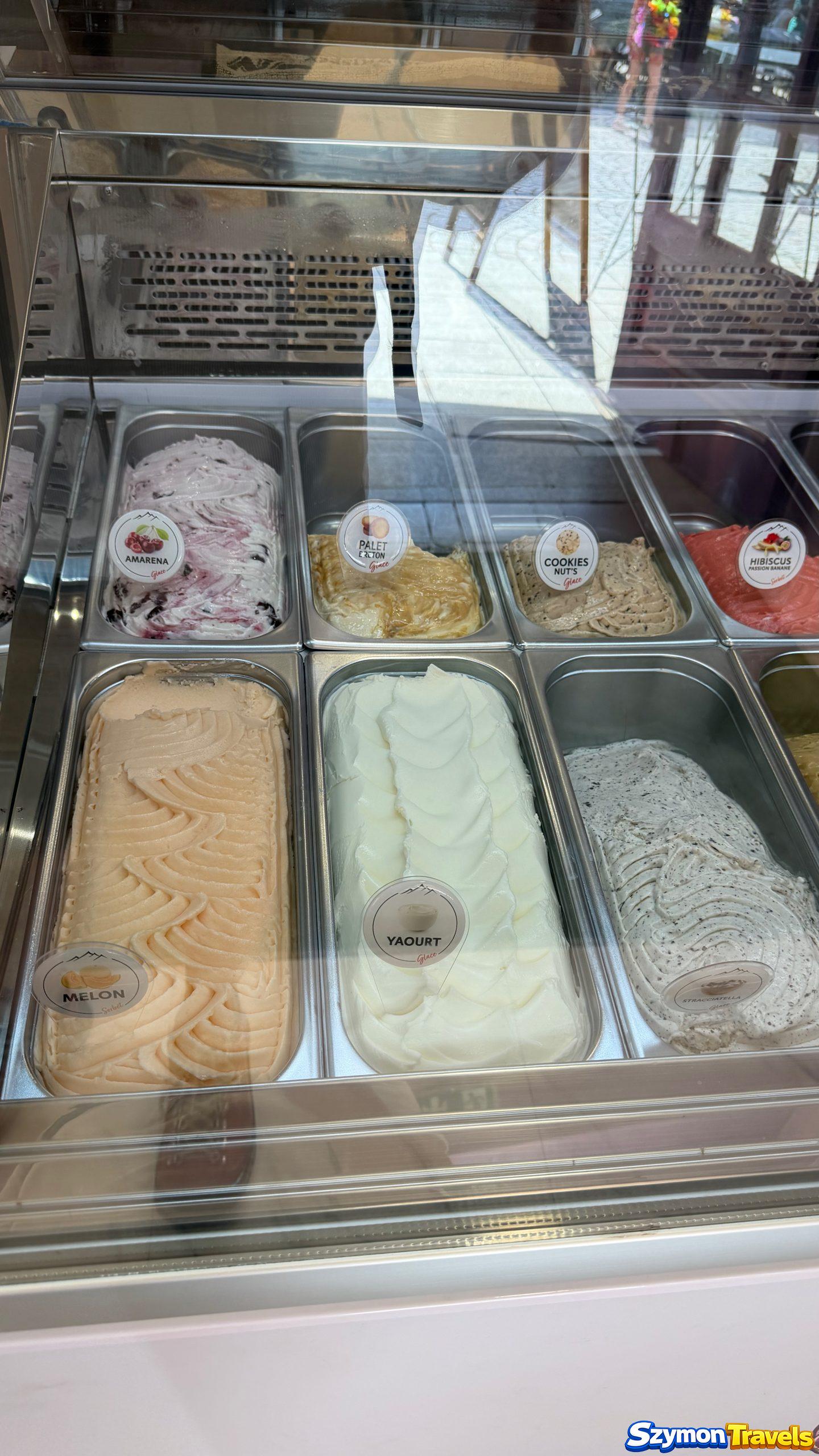 Witryna lodziarni w Dinan ze smakami Amarena, Palet Breton, Cookies Nuts, Hibiscus, Melon i Yaourt