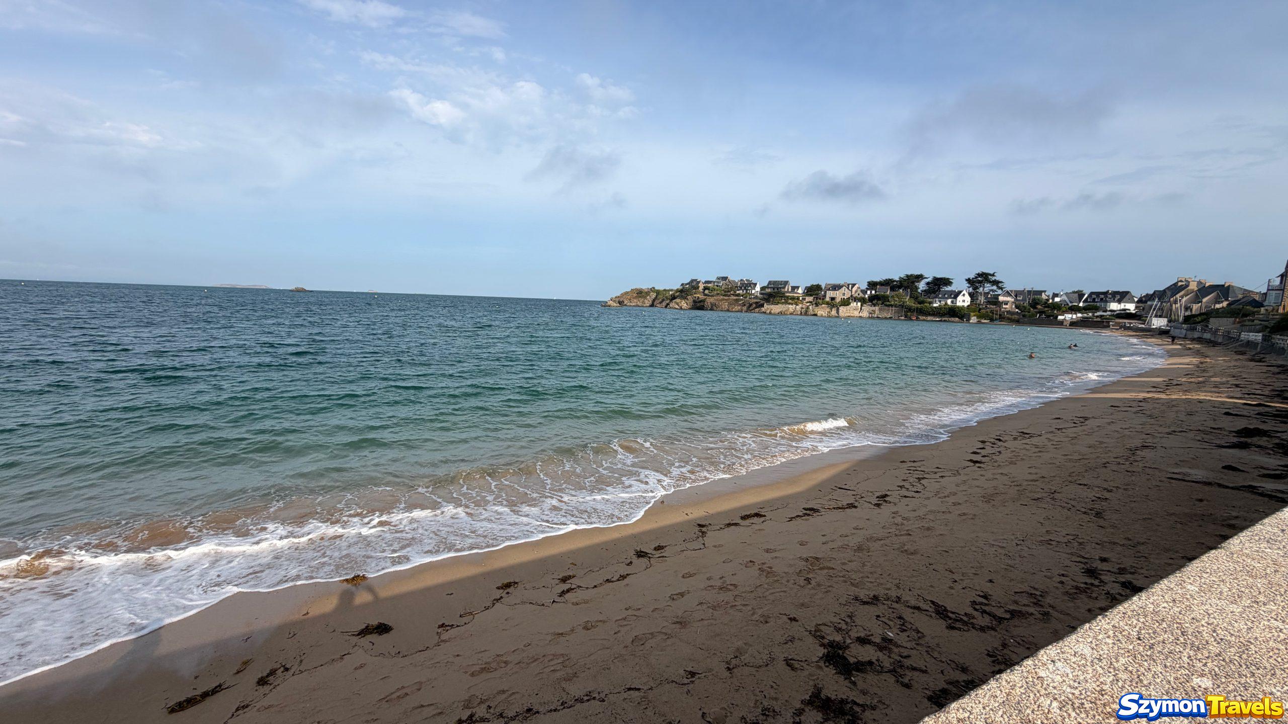 Plage du Pont podczas przypływu z morzem zajmującym większość plaży