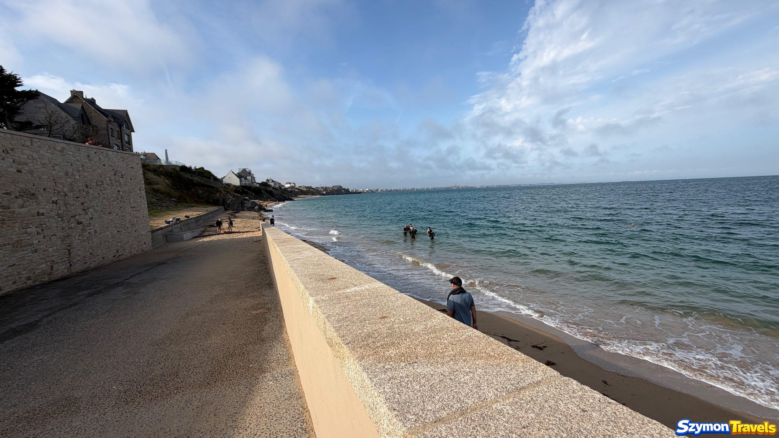 Szeroka betonowa pochylnia prowadząca na Plage du Pont w Saint-Malo