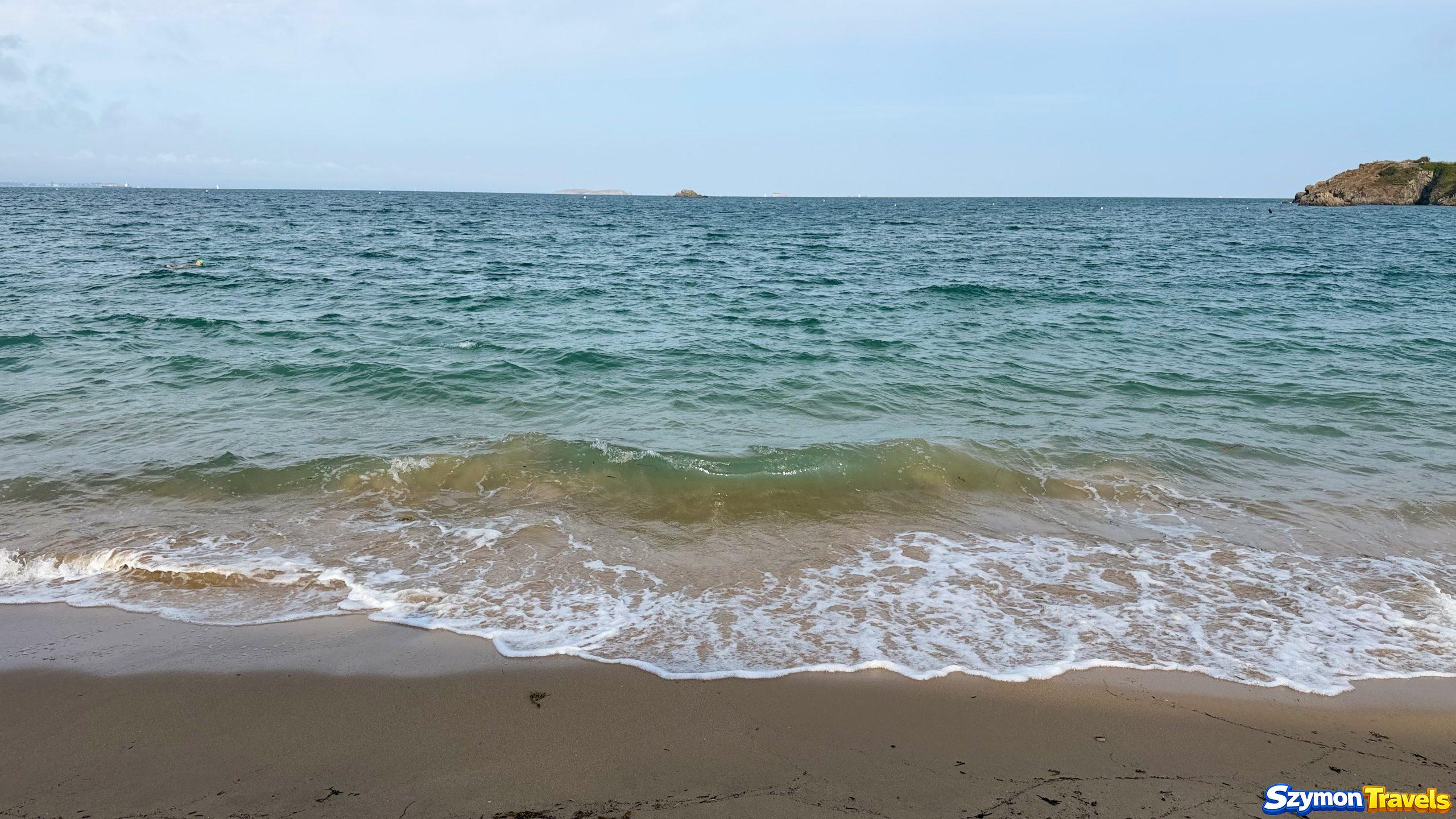Spokojne morze przy Plage du Pont w Saint-Malo