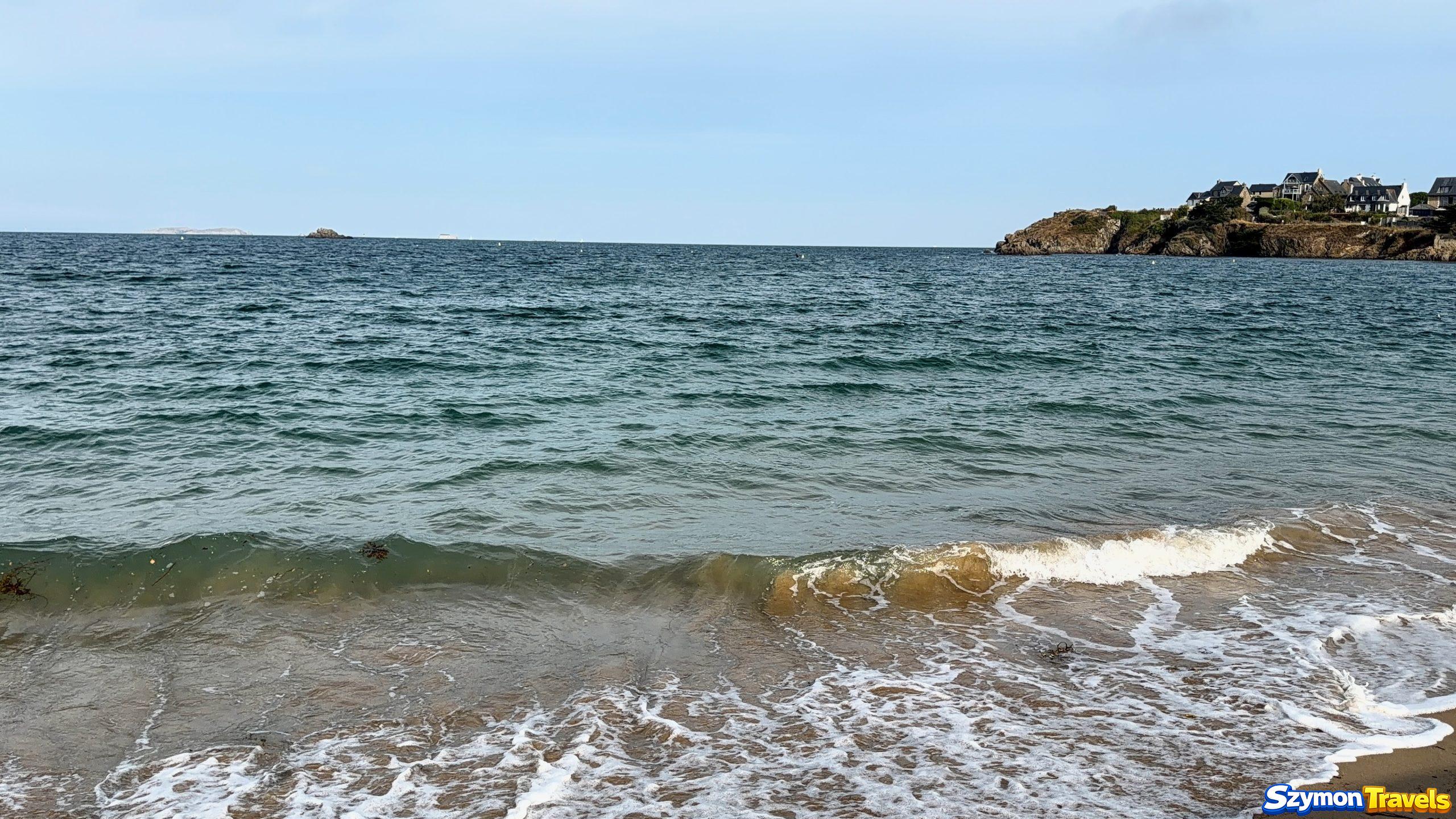 Turkusowe morze i piaszczysta Plage du Pont przy Saint-Malo
