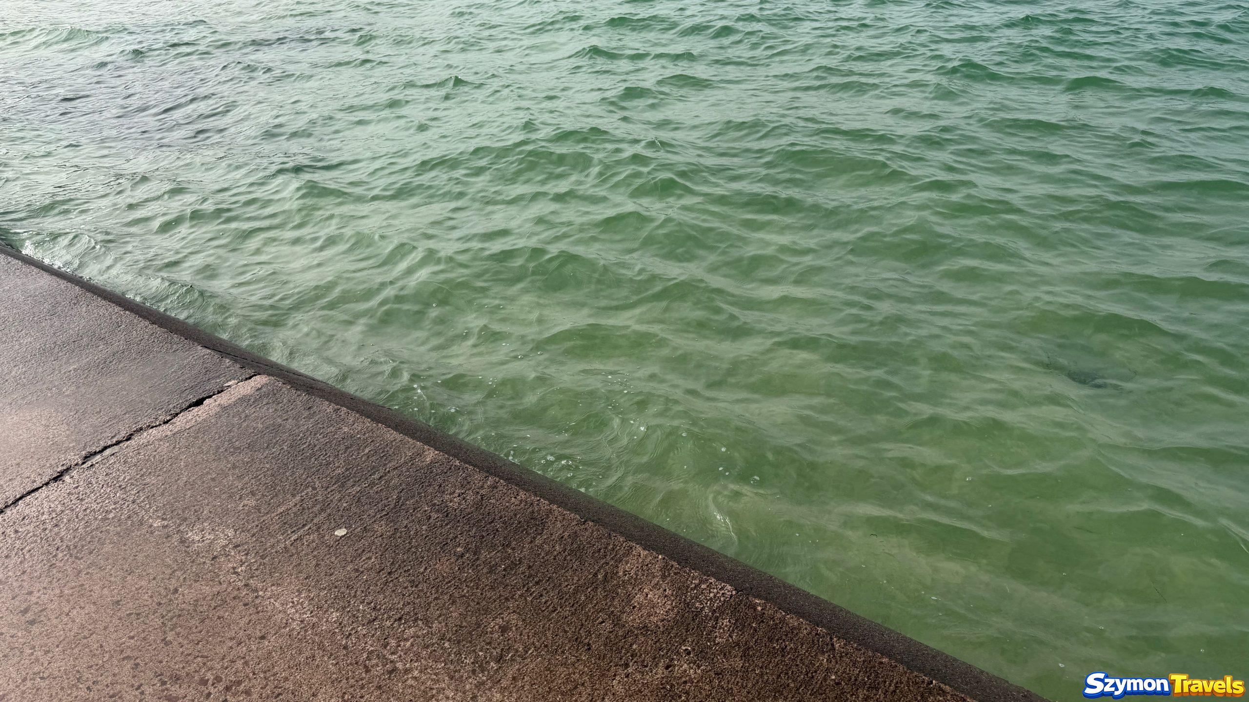 Woda przy betonowej pochylni Plage du Pont