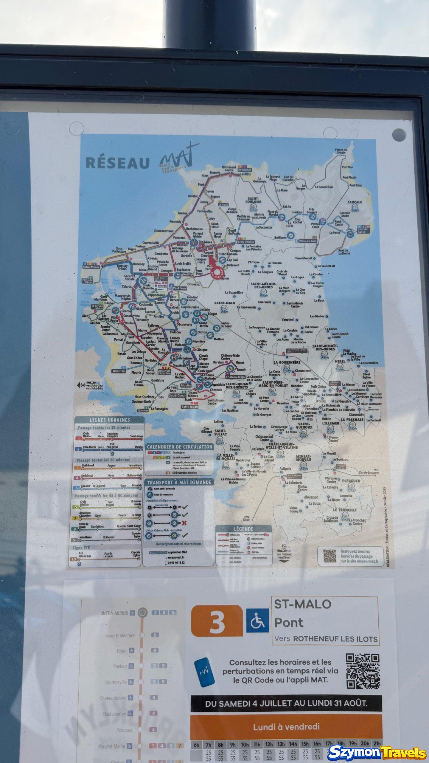 Mapa sieci autobusowej MAT oraz letni rozkład przystanku Pont w Saint-Malo
